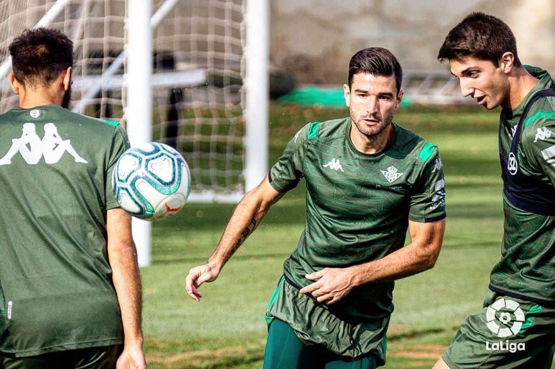 アントニオ・バラガンのインスタグラム：「Que poquito queda ⏳ vamos @realbetisbalompie 💪🏻⚽️💚」