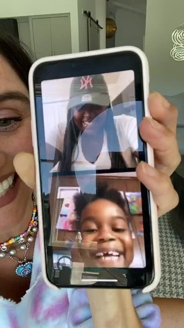ダニジョーのインスタグラム：「Danni sits down with pint sized 7 year old activist @wyntaamor1213 to discuss her message for young protesters, on being a ‘professional artist’ and why she’s going to be the next POTUS!!!!」