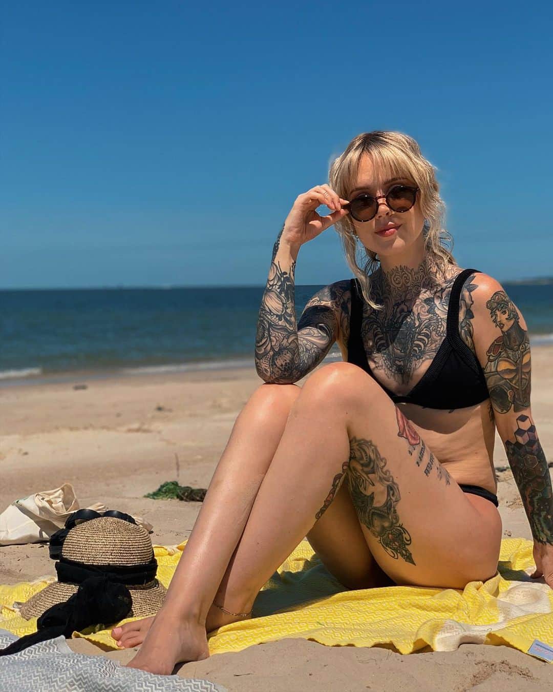 サラ・Xのインスタグラム：「As of last week I’m halfway through my 33rd year on this planet 🌎 I posted this on my other account but had to take it down because it (and subsequently my LGBTQ+ & women only account) kept being shown to dudes I don’t want anywhere near me, felt like it needed to go somewhere though because it’s just me living my best life with no smoothing or retouching!」