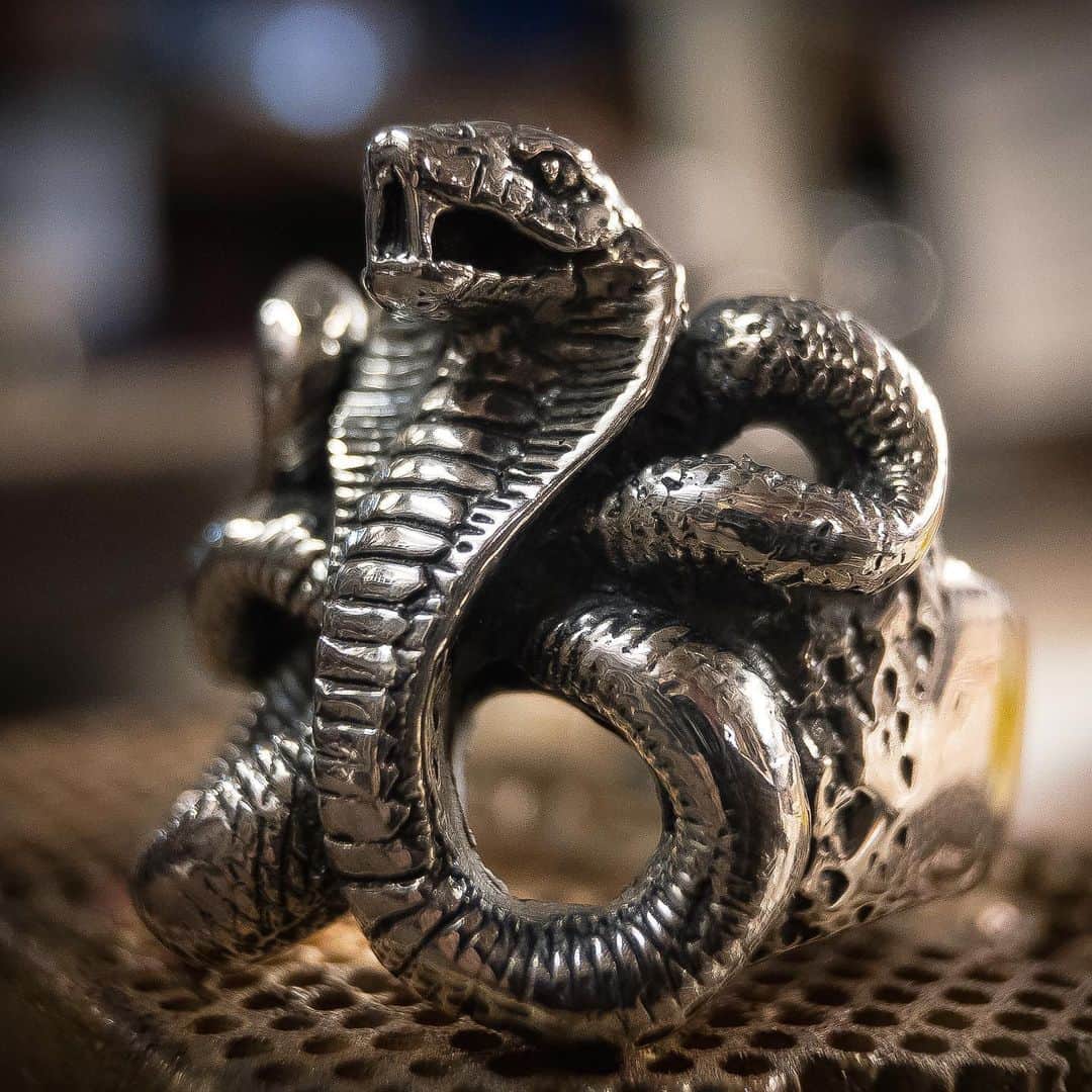 クレイジーピッグさんのインスタグラム写真 - (クレイジーピッグInstagram)「Check out our snake range on our website 🐍 #snake #ring #cobra #silver #heavymetal #rockroll #gothic」6月10日 3時47分 - crazypigdesignslondon