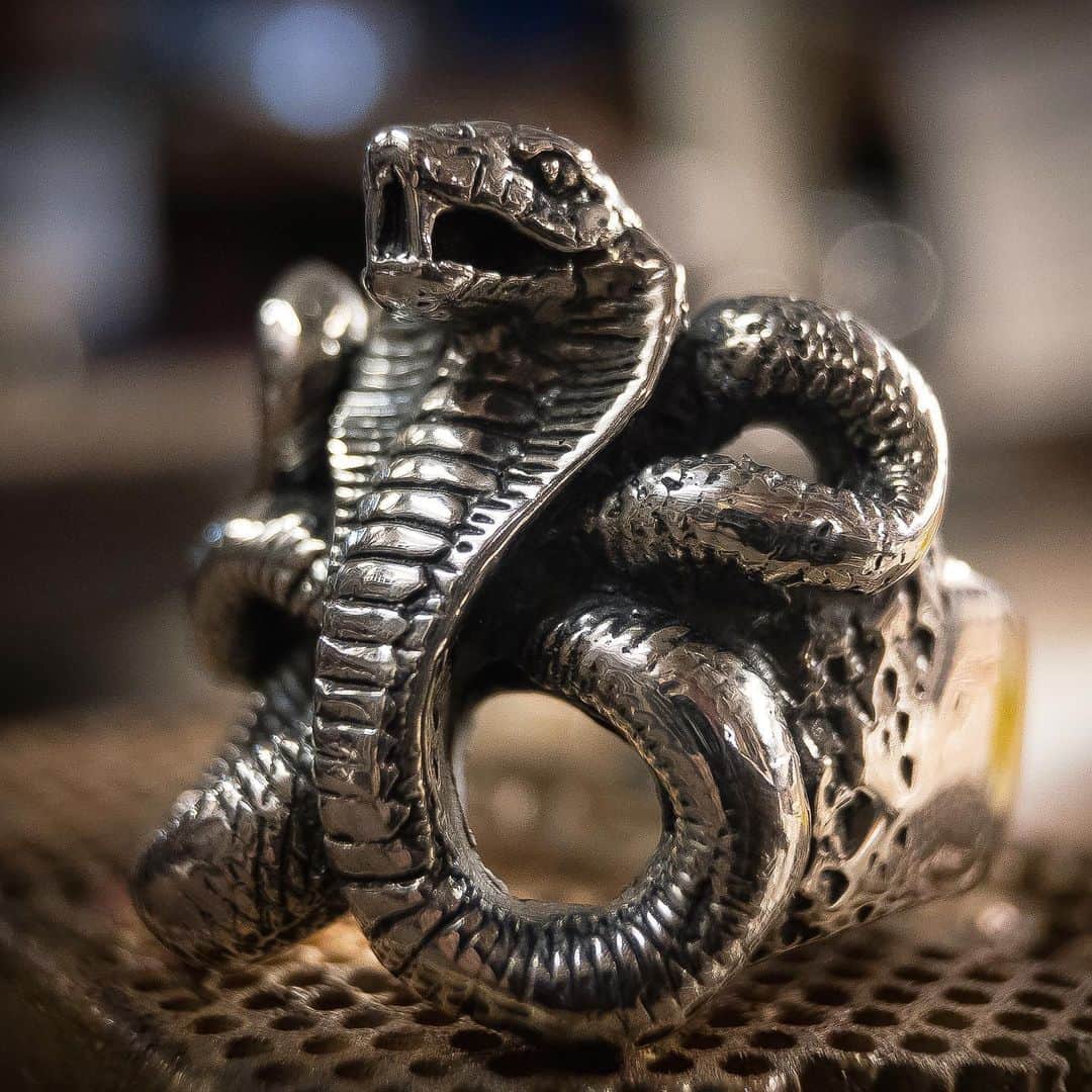 のインスタグラム：「Check out our snake range on our website 🐍 #snake #ring #cobra #silver #heavymetal #rockroll #gothic」