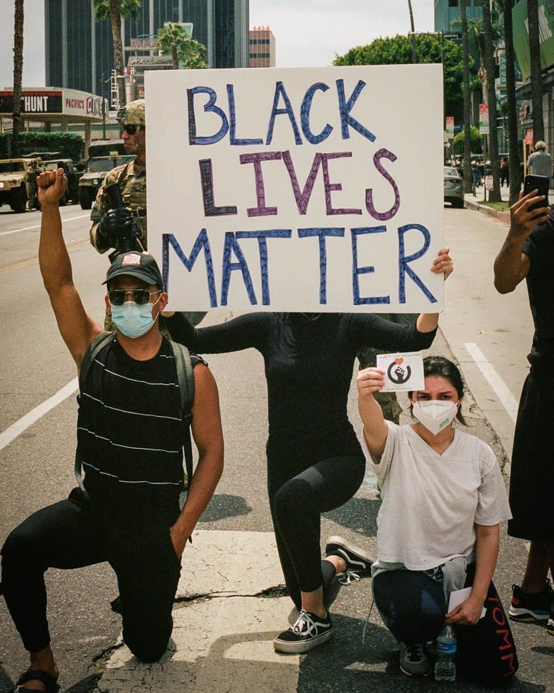 キラ・サントーロのインスタグラム：「La protests shot by me 35mm #blacklivesmatter #peacefulprotest」