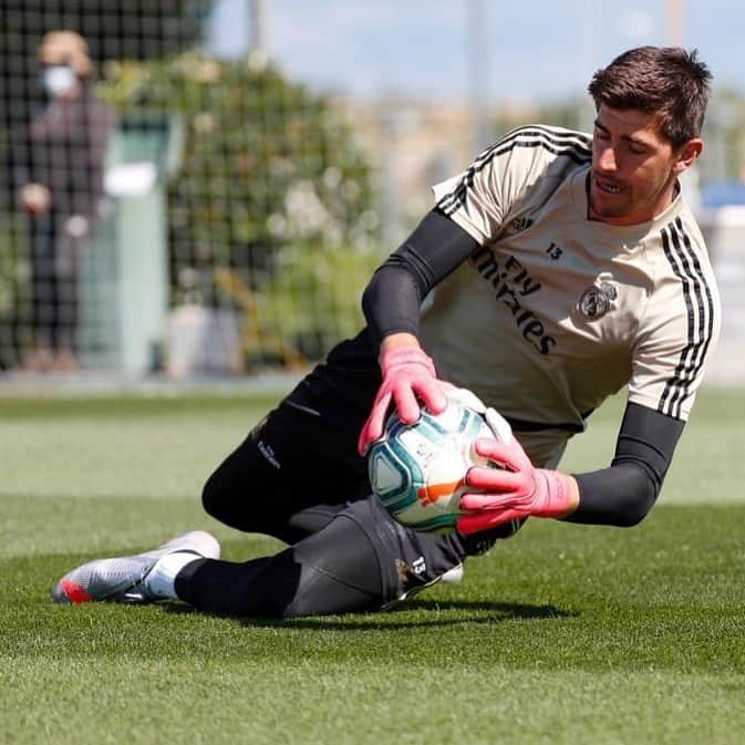 ティボ・クルトゥワのインスタグラム：「Queda poco para volver a jugar! #HalaMadrid 🤍」