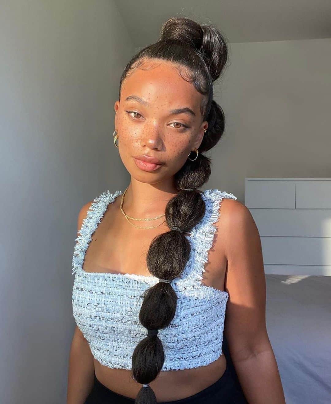 I N S T A B R A I Dのインスタグラム：「We’ve received many requests for braids that are good for various hair types - thick or thin, curly or straight, light or dark. This bubble braid is a fairly easy to do style that is beautiful on a variety of hair types!」