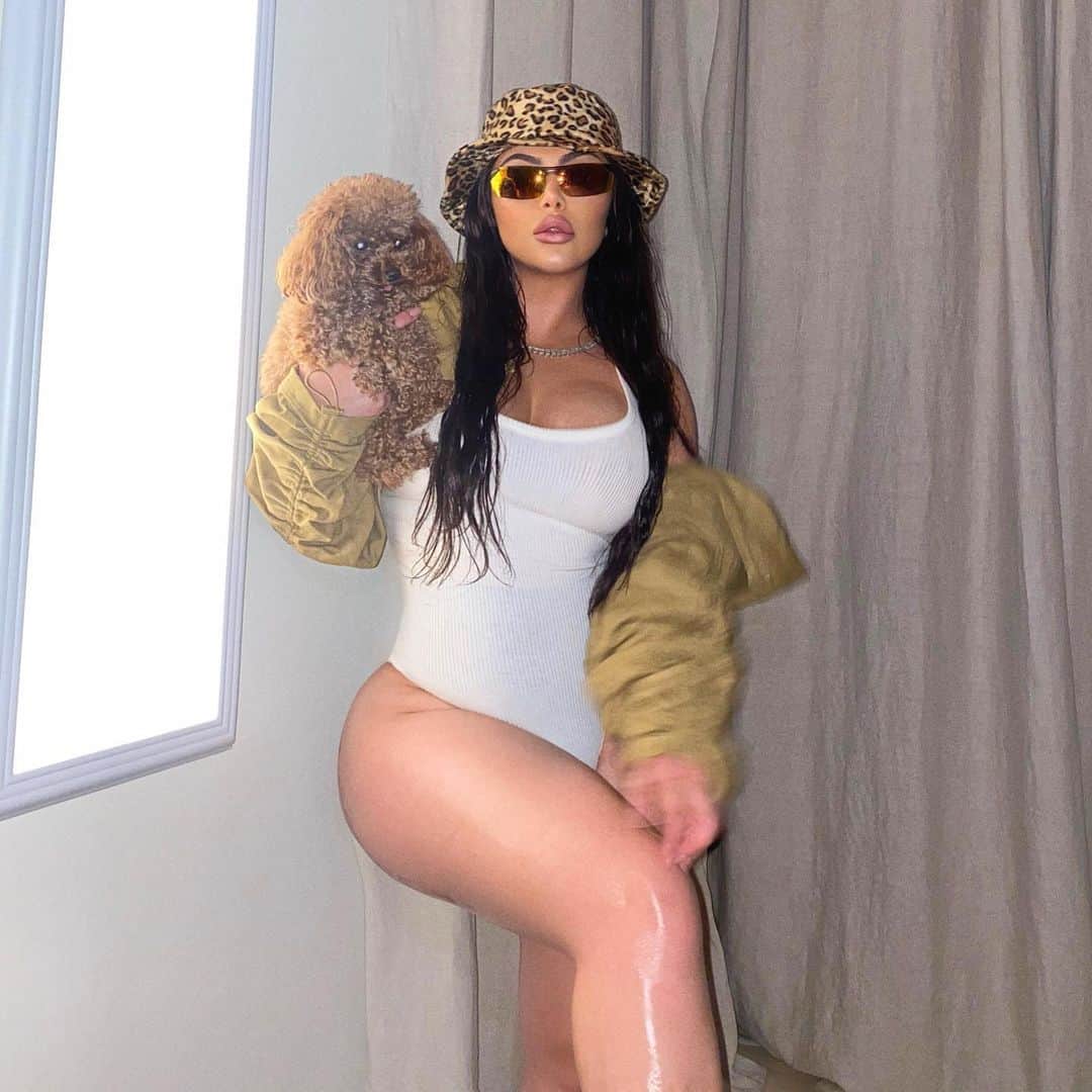 Hrush Achemyanさんのインスタグラム写真 - (Hrush AchemyanInstagram)「I'm a boss, I'm a leader; Cuz my momma was a savage,  bitch I got this shit from Tina!  Shades @siwear Style: “CLOUT” Outfit @missguided」6月10日 4時59分 - styledbyhrush