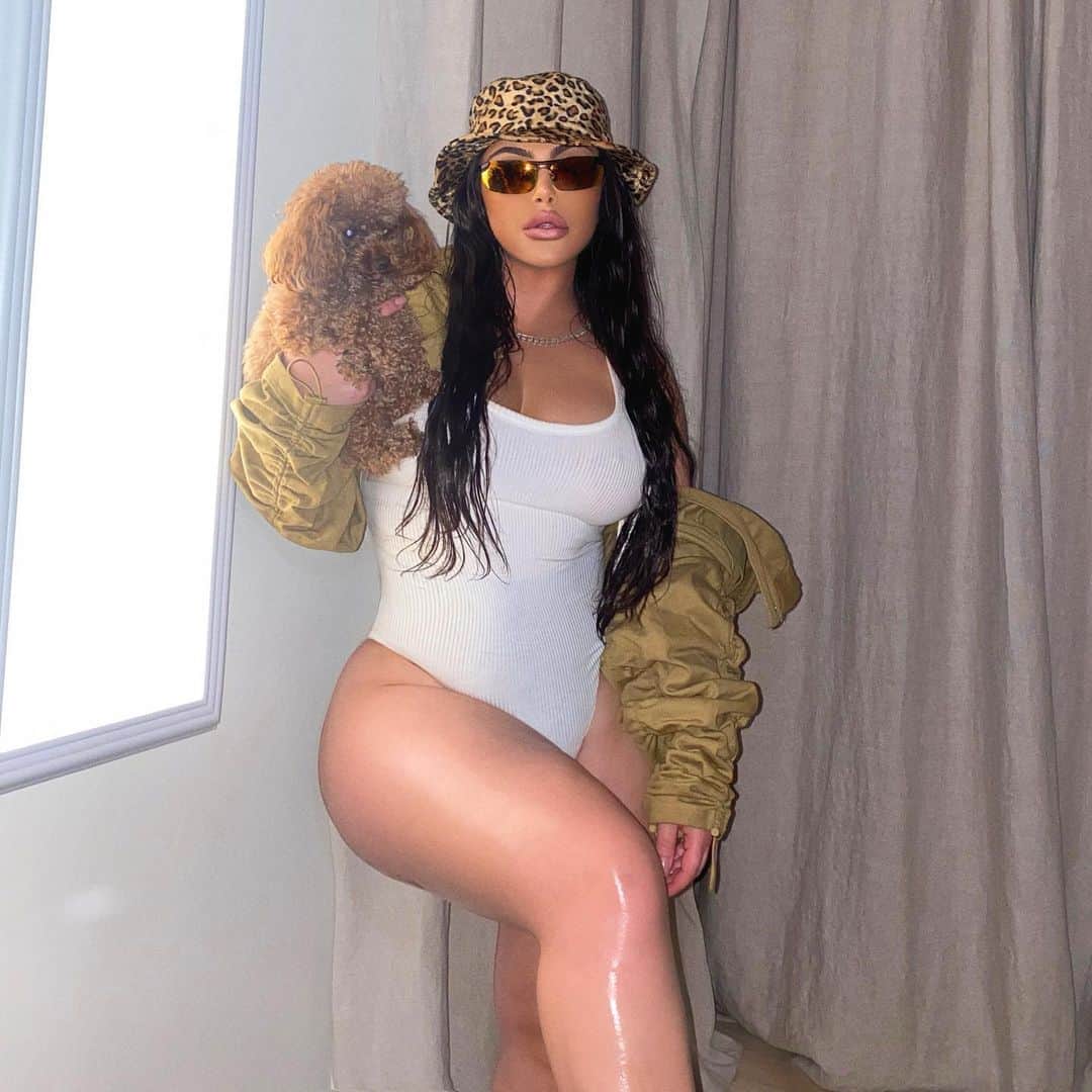Hrush Achemyanさんのインスタグラム写真 - (Hrush AchemyanInstagram)「I'm a boss, I'm a leader; Cuz my momma was a savage,  bitch I got this shit from Tina!  Shades @siwear Style: “CLOUT” Outfit @missguided」6月10日 4時59分 - styledbyhrush