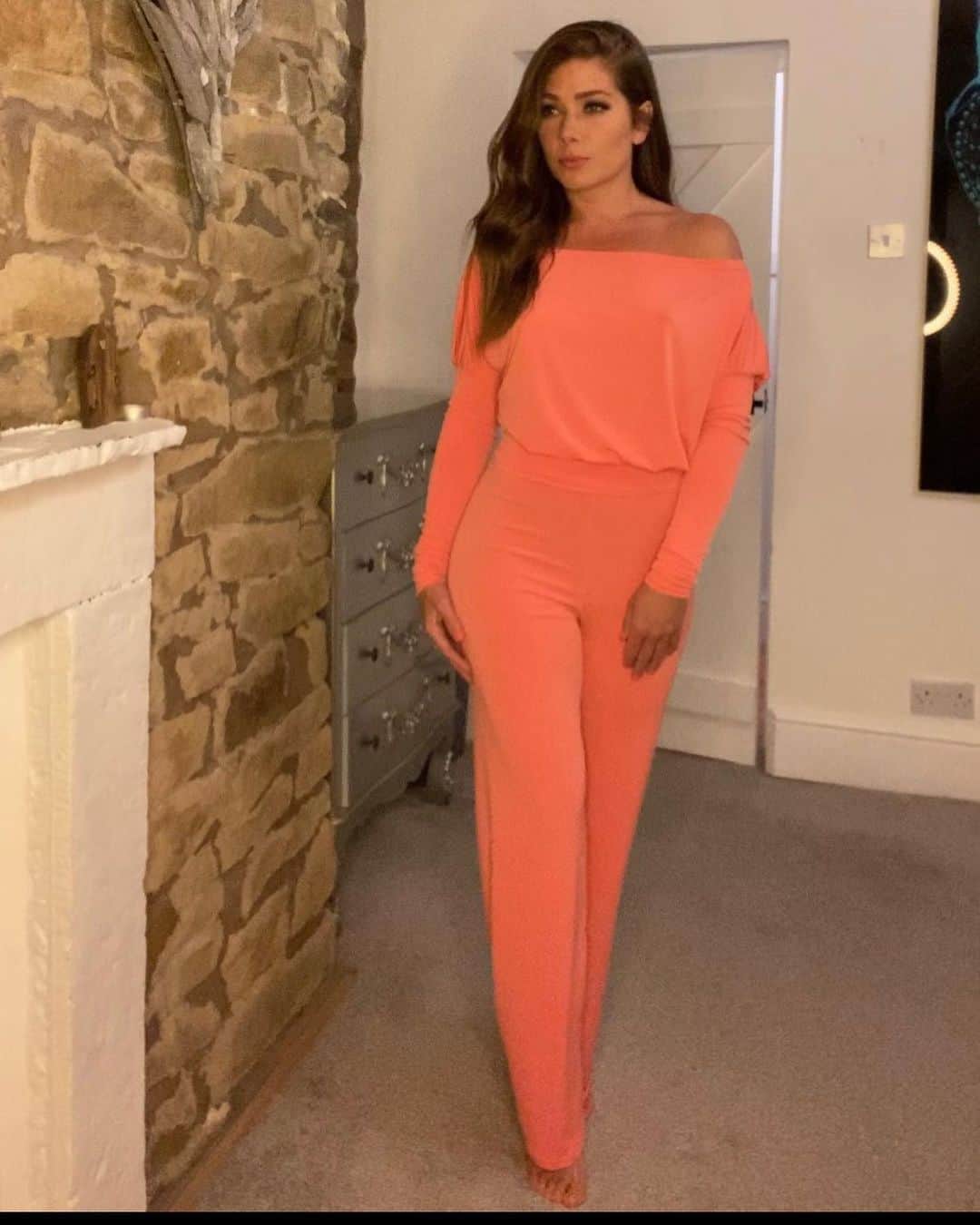 ニッキー・サンダーソンのインスタグラム：「Who says comfy can’t be stylish 🧡  Daytime Nighttime  #loungewear #comfy #comfort #daytime #nighttime #coral #coraldream #renekcouture」