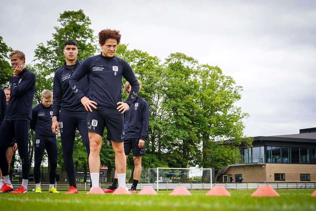 ムスタファ・アミニさんのインスタグラム写真 - (ムスタファ・アミニInstagram)「Last preparations for cup semi-final tommorw ⚽️😀🏆🙏 #ksdh #pokal #aarhus #team」6月10日 5時38分 - mustafaamini