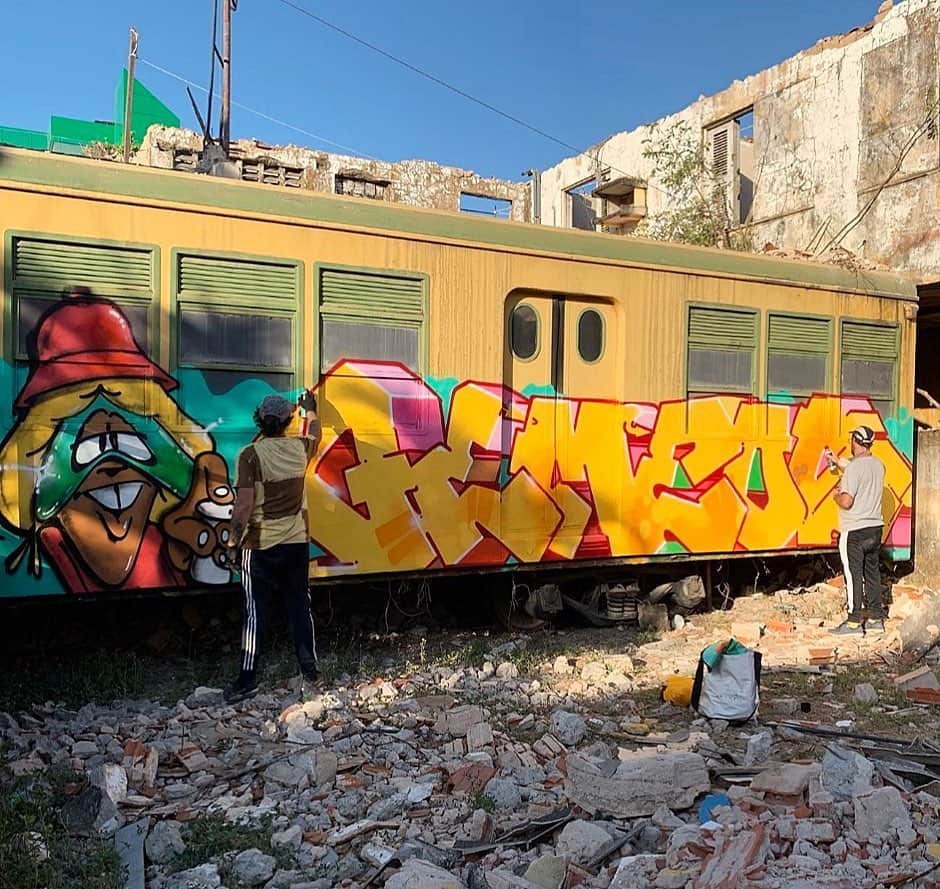 osgemeosのインスタグラム：「We ❤️ graffiti !」