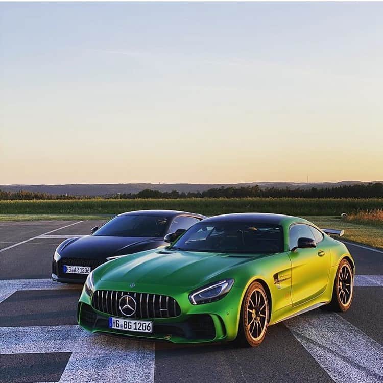 Amazing Carsさんのインスタグラム写真 - (Amazing CarsInstagram)「Two German beasts😈  Photo via: @arcollector  Second page: @M85Media  Other page: @StancedAutohaus  #MercedesBenz #AMG #GTR #AMGGTR #Mercedes #Benz #Audi #R8 #AudiR8 #Germany #AmazingCars247」6月10日 5時58分 - amazingcars247