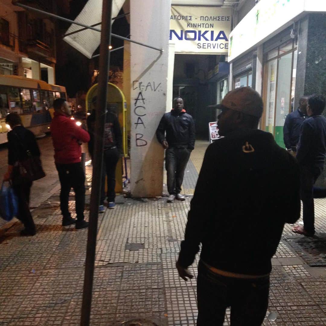 丸山ゴンザレスのインスタグラム：「どうでもいい旅の思い出。 はるか昔、NOKIAの携帯を使ってた。お気に入りだったな。  アテネの夜道を歩いててそんなことを思い出した時に撮影した。  #urbanexploration #travel」