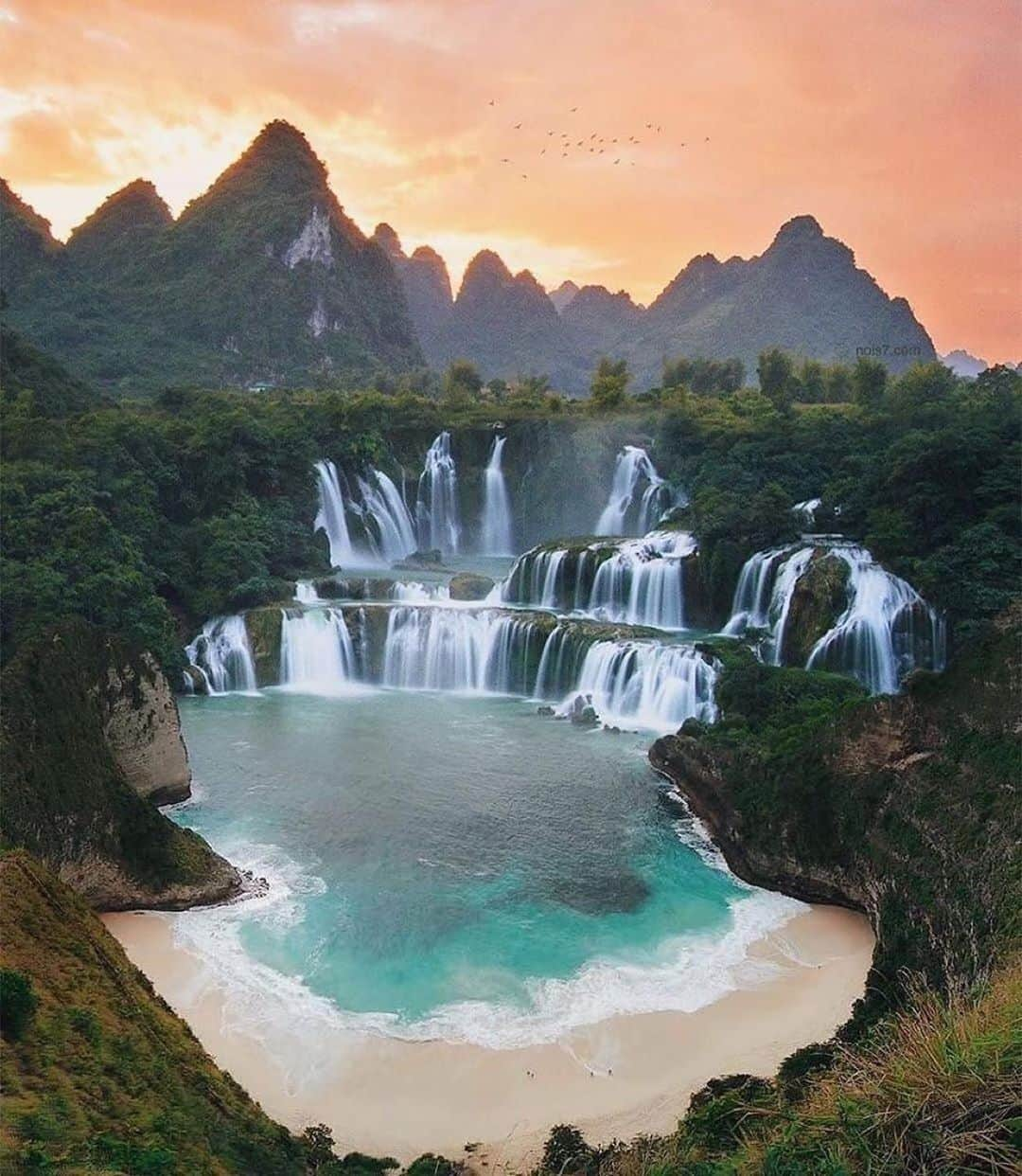 Earth Picsさんのインスタグラム写真 - (Earth PicsInstagram)「sunsets in Vietnam😍 |📸by @nois7 • • • • • #travelplacex #waterfall #vietnam #vietnamtravel #tropical #paradise #sunsetphotography #sunset_pics #asiatrip #naturelovers #naturelover #naturegeography #landscape #landscapes #landscapephotography #landscape_captures #landscapephoto #adventuretime #adventurer #adventureawaits #adventureisoutthere #exploretheworld #neverstopexploring #createexplore #passionpassport #stayandwander #wonderful_places #exploretheglobe #arountheworld #awesomeearth」6月10日 6時07分 - earthpix