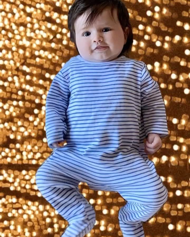 エイミー・ウィラートンのインスタグラム：「She calls this the yoda dance #babyyoda #ihavespoken」