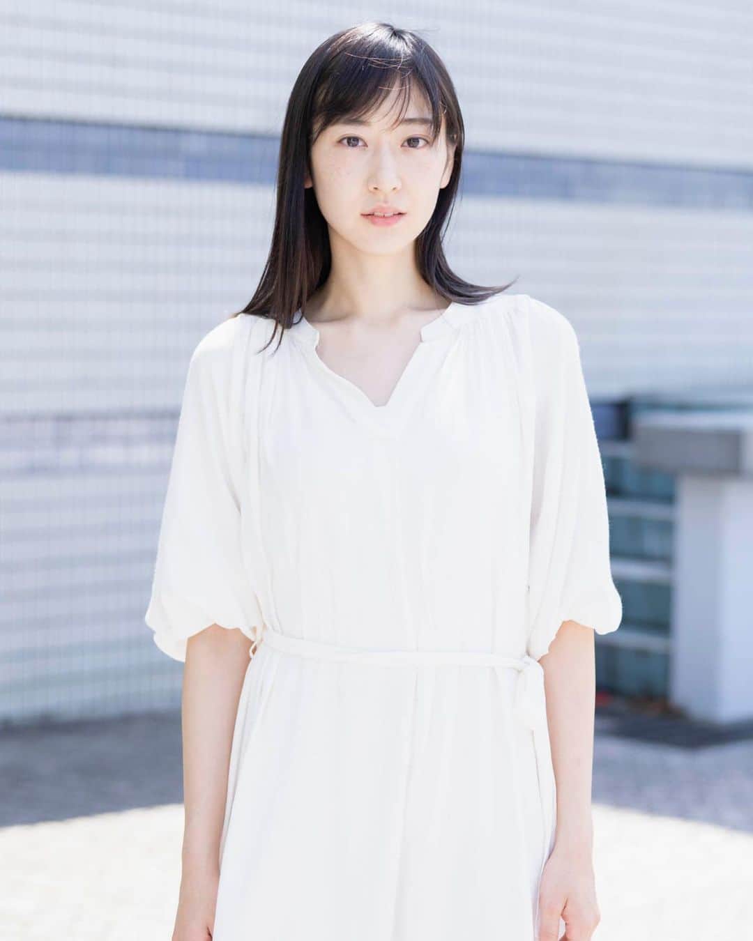 鮎川桃果のインスタグラム：「おはようございます 今日は29歳の誕生日です！ やっとこの年齢になれたのかという気持ち。 みんなあっという間と言うけど、私には結構長い道のりでした。 仕事でご一緒した方々への、口に出す’ありがとうございます’が、ちゃんと理解して、感じて、言いたくなって口から出す’ありがとうございます’になった気がします  応援してくれている方々へ 常に向上心を持てているのは皆さんおかけだと、改めて思います いつもありがとうございます  味方になってくれてる人に大いに甘えて、やりたい事たくさんやってく  味方で居てくれてる皆さん これからも宜しくお願いします🍑  いってきます〜  #鮎川桃果　 撮影(#矢西誠二 )」