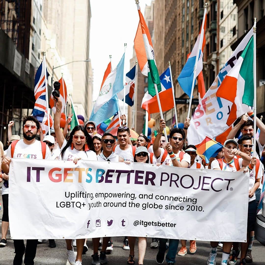 fossilさんのインスタグラム写真 - (fossilInstagram)「Today we want to highlight the work that @ItGetsBetter is doing to connect young LGBTQ+ people with the global LGBTQ+ community.  We wholeheartedly believe in their message to the younger generation: “If ever there was a time to tap into the vast depths of your individual worthiness and power, it is now. Raise your voice, create the world you deserve, and never settle for anything less.”— It Gets Better Project  A portion of the proceeds from our #LimitedEdition Pride watches sold in Europe and Asia will benefit the It Gets Better Project. #LoveinColor #MakeTimeforGood #Pride2020」6月10日 6時58分 - fossil