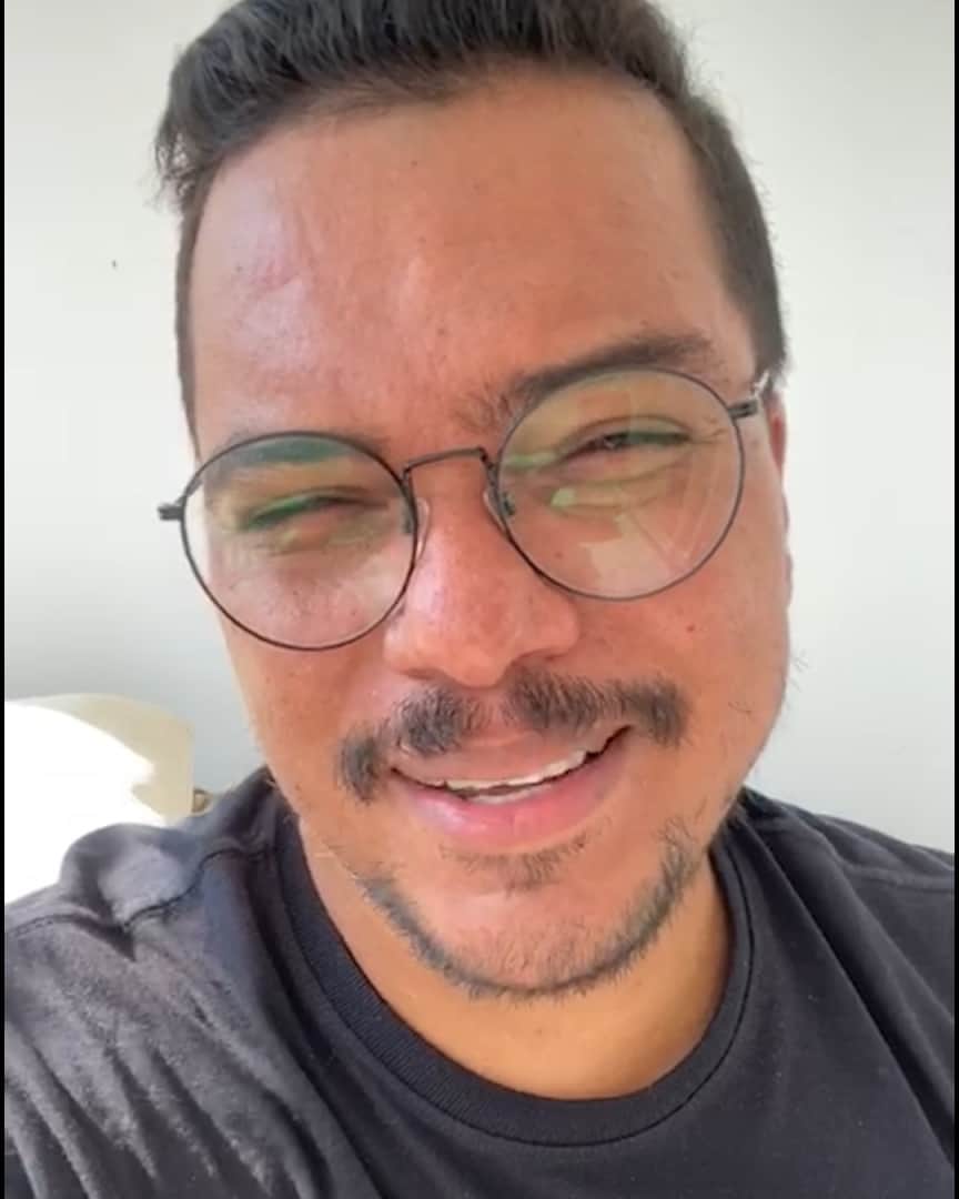 Sorriso Marotoのインスタグラム：「Se ligou no recado, né? Domingo tem as antigas e as novas pra você cantar, dançar, sorrir, chorar, beber, mandar áudio pro ex, se arrepender, correr pra deletar, mas ele já vai ter ouvido... e tudo mais que você tem direito! 😄 #SorrisoAMAasAntigasARevanche #Dia14às14」