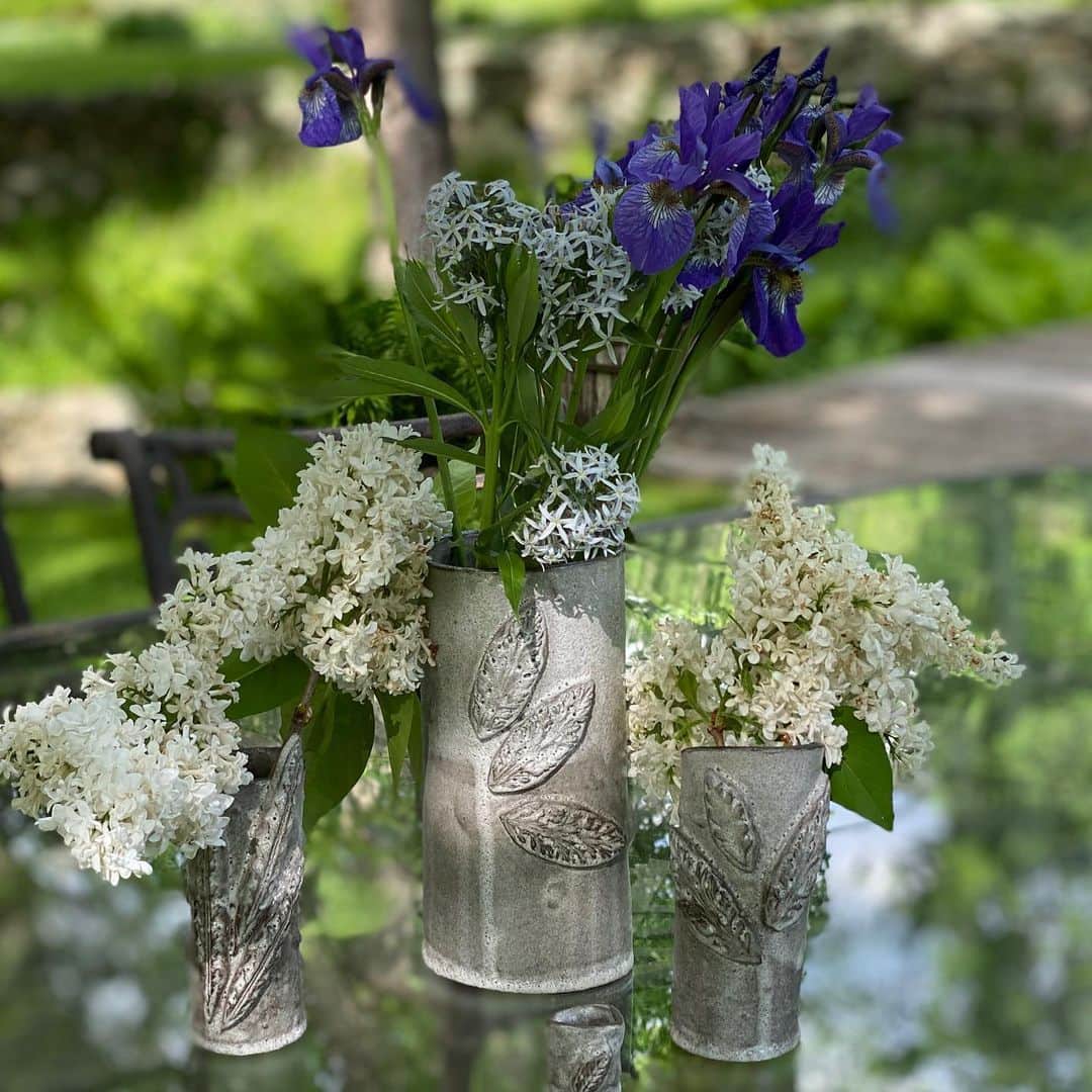シェリ・ムーン・ゾンビのインスタグラム：「Flowers from the garden-vases from me. #handbuiltpottery #pottery #pothead #lilacs #peaceandlove」