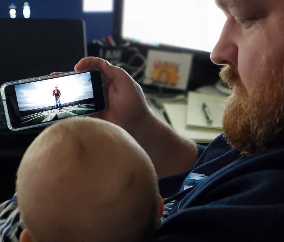 3 Doors Downのインスタグラム：「He might be our youngest fan yet! 🤘  Thanks for sharing, @matt_gibson_att #repost」