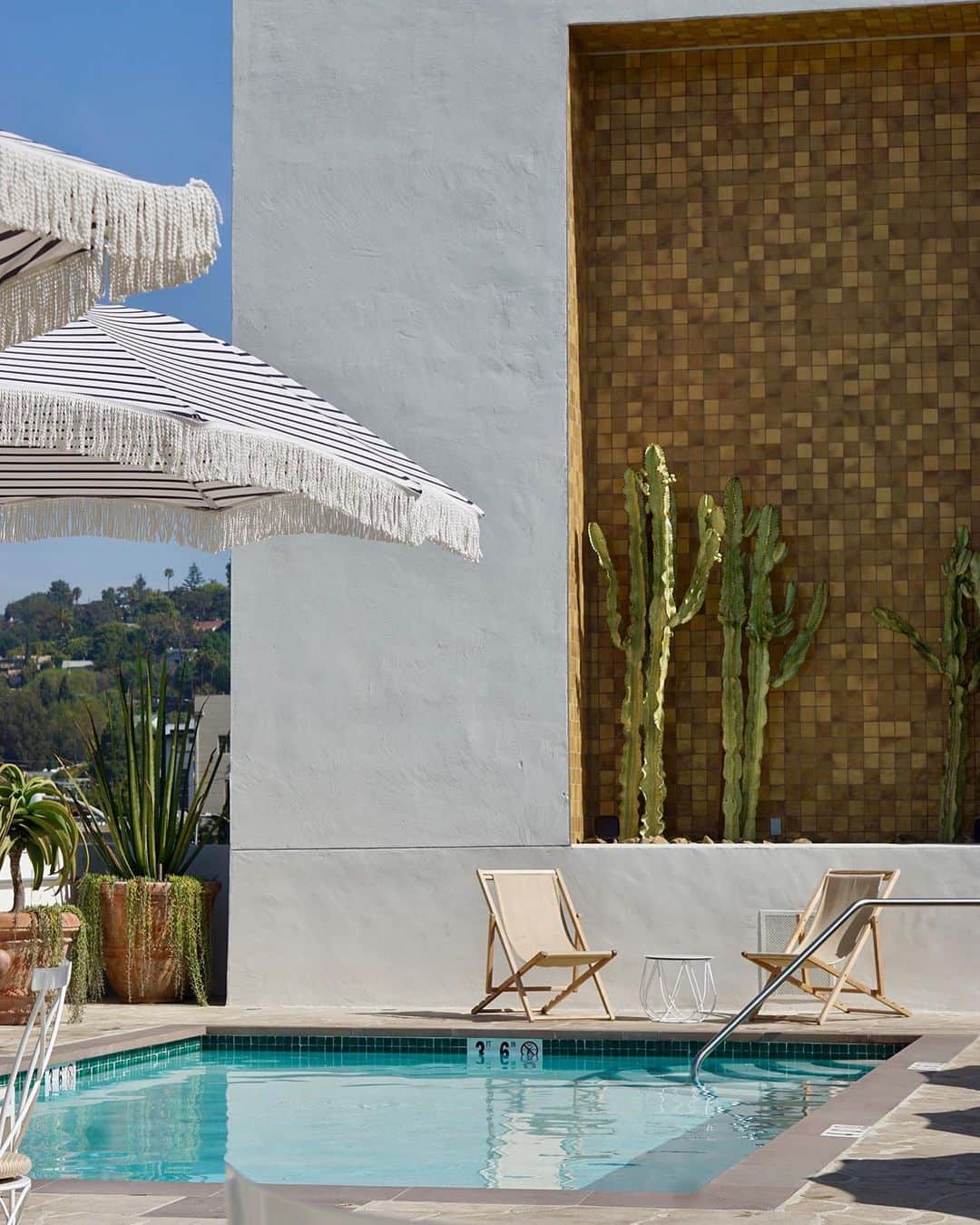 The Fashion Postさんのインスタグラム写真 - (The Fashion PostInstagram)「#TravelGuide﻿ los angeles must stay craft hotels﻿ ﻿ 『 #CraftHotelCollective ロサンゼルスの魅力を体感できるおすすめホテル』﻿ ﻿ 📌 シルバーレイクに登場したアーバンリゾート﻿ Silver Lake Pool & Inn﻿ ﻿ カリフォルニアでブティックホテルを展開する PALISOCIETY (パリソサエティ) が2019年11月にオープンした新しいホテル。﻿ ﻿ アメリカンフレンチが特徴の PALIHOTEL (パリホテル) が有名な同チームだが、Silver Lake Pool & Inn (シルバーレイクプール & イン) はその名の通りプールリゾートとして新しいスタイルに挑戦。﻿ ﻿ ヒップなショップやカフェ、レストランが並ぶシルバーレイクエリアに、今までに無かったスポットを作り出した。﻿ ﻿ photography & text: taku izawa﻿ edit: mikiko ichitani﻿ ﻿ #TFP #TheFashionPost #井澤卓 #TakuIzawa #LosAngeles #LosAngelesHotel #LA #ロサンゼルス #CraftHotel #SilverLakePoolandInn #Palisociety #シルバーレイク #Silverlake」6月10日 18時35分 - tfpjp