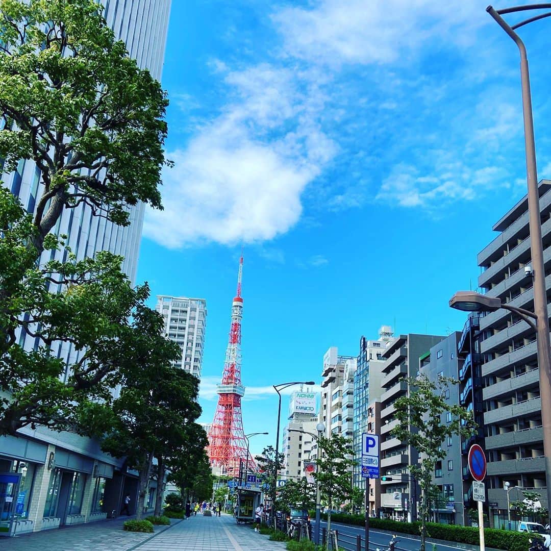 松本英子のインスタグラム：「今日も暑かったなぁ😵  1日ラジオ収録day🎧 『松本英子のサウンドスケッチ』も、 気づけば15年目⁉️ 長くやらせて頂けて、本当にありがたいです。。 また今日もたくさんの出会いと発見が✨😌 #radio #🗼 #松本英子のサウンドスケッチ」