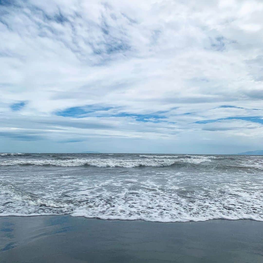 萩原章太のインスタグラム：「今日も暑かった🏖 約3ヶ月間ノーサーフ！！ いつになったら海いけるか分からないけど…行ける日を楽しみにしてイメトレしよう🤙🏽 #surf#surfing#surfer#sea#beachlife #サーファー#サーフィン#サーフ」