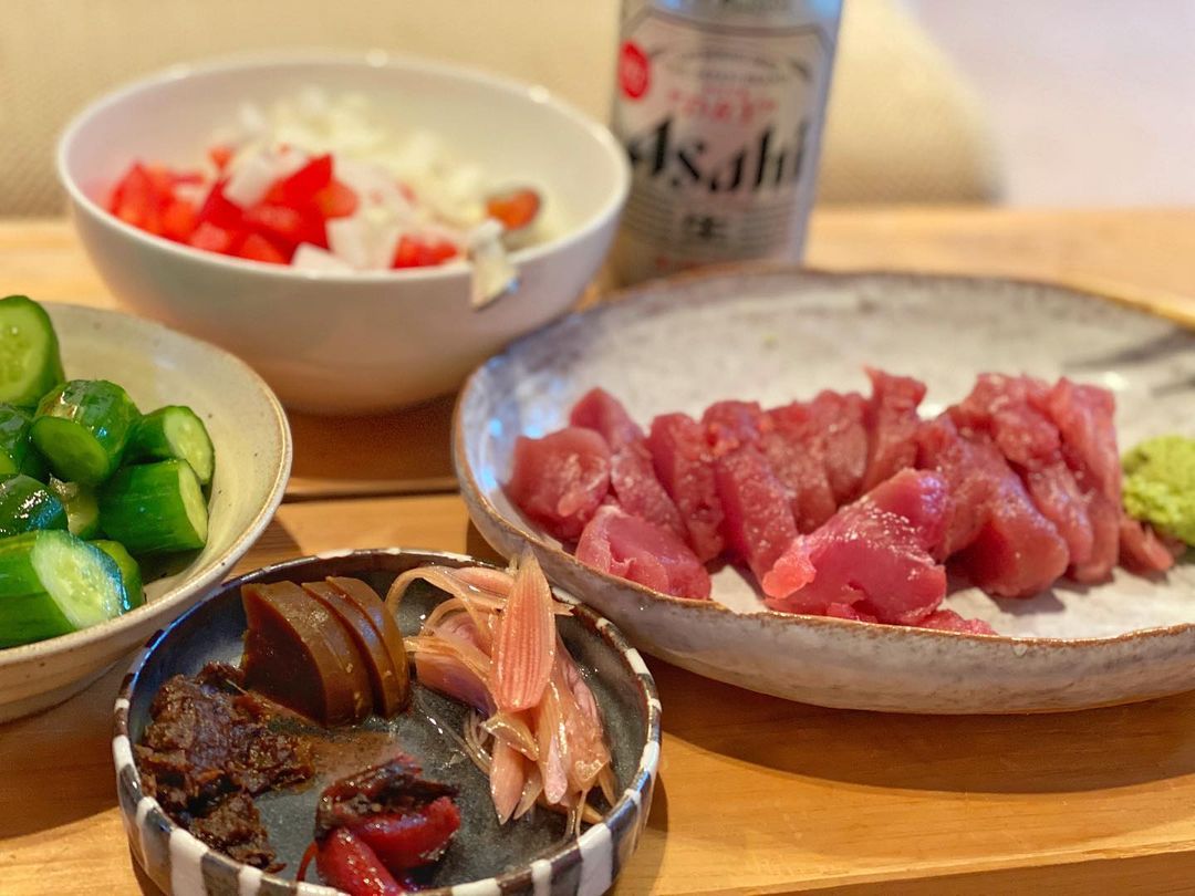 横田真一のインスタグラム：「晩酌開始 トマトと玉ねぎのすし酢 きゅうりの浅漬け最高の昆布と 山梨のふき味噌　奈良漬　 みょうがの酢漬　青森の梅干 生かつお  あー幸せ🥰 このかつおマグロよりうまし やっぱり本わさびは違う😍  #ゴルフ上達#ツアープロ#技#スウィング#レッスン #グルメ#男子ゴルフ#男子ツアー#プロ#pga#ゴルフ女子#ゴルフレッスン#横田真一#アプローチ#スイング#レッスンプロ#ゴルフ」