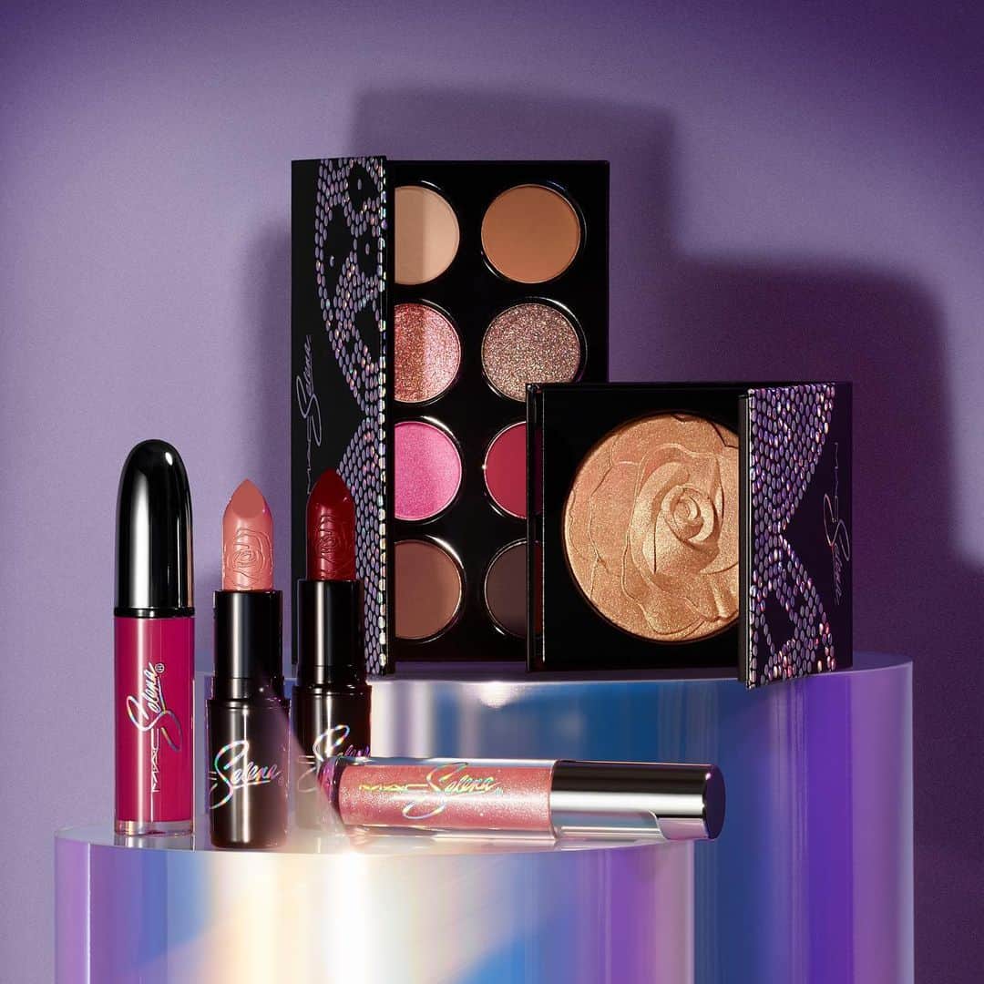 M∙A∙C Cosmetics Japanのインスタグラム：「【明日LINEお友だち先行発売】 アメリカで大人気のコレクション【M·A·C セレーナ ラ レイナ】がついに日本に登場✨  ㅤ テハーノ・ミュージックの女王と呼ばれ、わずか23歳でその生涯を終えた後も称賛され続ける歌姫「セレーナ・キンタニーヤ」をイメージした限定カラーコレクション。「セレーナ」の愛した言葉たちをリップスティックや、アイシャドウなどのシェードに込めて。 彼女の世界観を存分に体感して🌹  ㅤ 今すぐ M·A·C 公式LINEアカウントを友だち追加✨  ㅤ *6月11日(木) LINEお友だち先行発売 *6月12日(金) 公式オンラインショップ先行発売 *7月3日(金) 全国発売 ㅤ ㅤ 【公式オンラインショップ限定特典】 ☑︎初回ご購入のお客様へ10% OFFクーポンをプレゼント（クーポンコードwelcome） ㅤ #MACセレーナ #MACSelena #MACCosmeticsJapan #MACCosmetics #MAC #MACコスメ #マックコスメ #コスメ #メイク #美容 #化粧品 #デパコス #コスメ部 #コスメマニア #コスメ好き #コスメ好きさんと繋がりたい #メイク好きな人と繋がりたい#夏メイク #夏コスメ #ツヤ肌 #透明感 #キラキラコスメ #アイパレット #アイシャドウ #新作コスメ #限定コスメ #MACリップ #コスメ紹介」