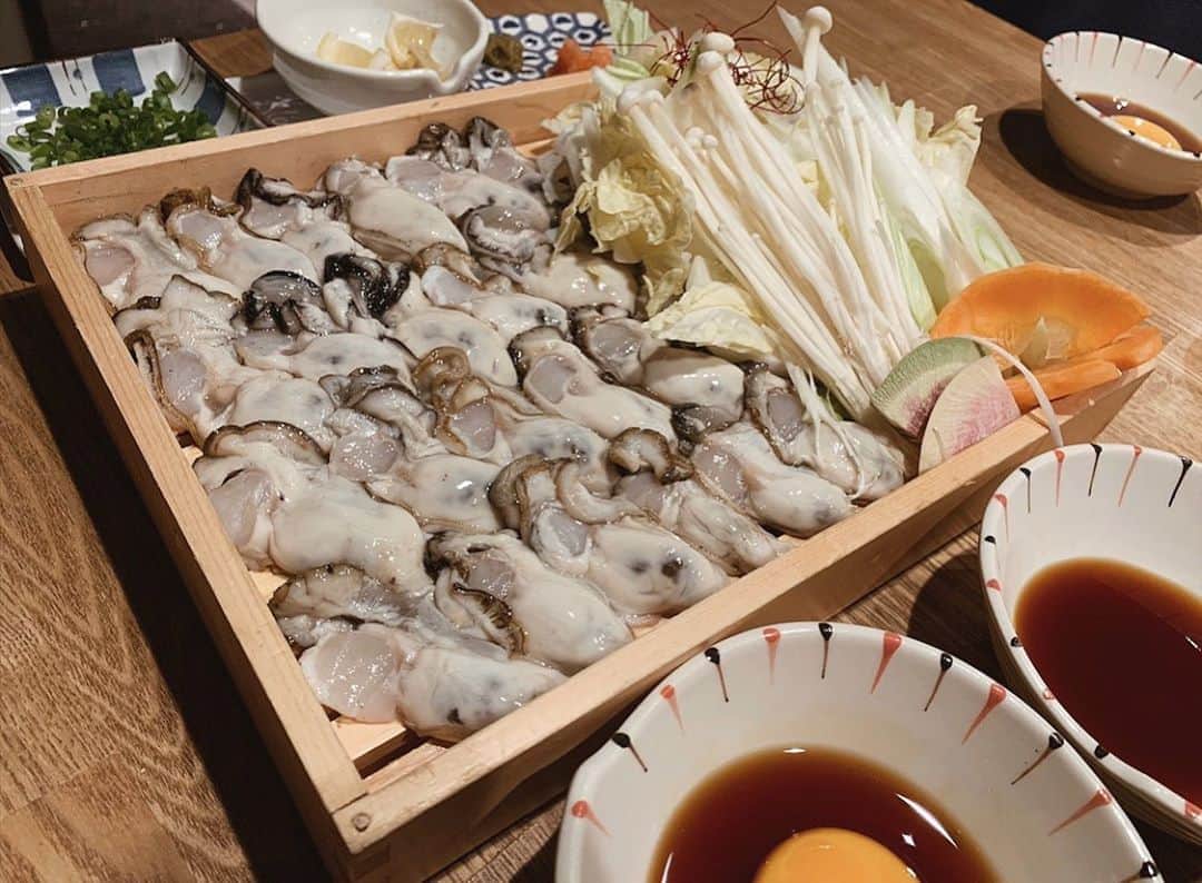 野村明日香のインスタグラム：「﻿名古屋駅付近にある貝しぐれ  これまた昔に行った牡蠣しゃぶ🦪﻿ ぷりっぷりの牡蠣🤤﻿ ﻿ ﻿ #牡蠣しゃぶ #牡蠣 #愛知 #名古屋 #愛知グルメ #名古屋グルメ #名駅グルメ #名古屋駅 #貝しぐれ #生牡蠣 #uwasa #ピュアラモカフェ #時差スタグラム #時差投稿 #過去pic #過去ピク」