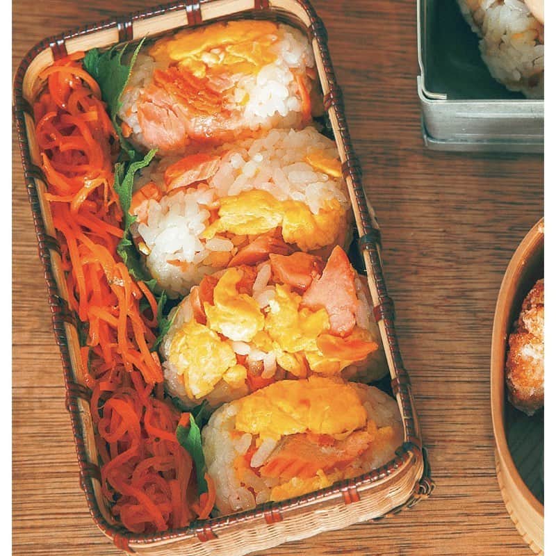 Cooking VERYさんのインスタグラム写真 - (Cooking VERYInstagram)「#おにぎりレシピ 【鮭と卵のおにぎり】 . . 子供の大好物、甘い炒り卵と鮭をおにぎりに。  料理家、みつはしあやこさん @mitsuhashi_ayako の 幼稚園のお子さんの大好物だそう。  ボリューム具材でちゃんと一食になる おにぎりは、 忙しいママの味方です！ . . . #CookingVERY  #VERY編集部　 #VERYWeb #おうちご飯#簡単レシピ#簡単ランチ#おにぎりレシピ#お弁当レシピ#鮭#ケータリング#発酵暮らし家#和食育こころ#みつはしあやこ  撮影／須藤敬一　レシピ／みつはしあやこ　スタイリング・調理／竹中紘子　取」6月10日 17時03分 - cooking_very