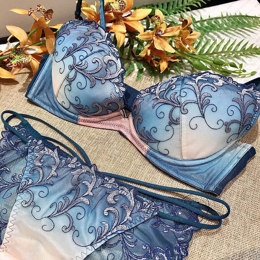 Ravijour札幌4丁目プラザ店のインスタグラム：「#onsale . 初夏の美しい瞬間を切り取ったようなグラデーション🌈 、  ビューティフルモーメント、  #ravijour #ラヴィジュール #ravijourstaff  #ravijoursapporo  #ravijouroffcial  #ランジェリー #新作  #pivot #ピヴォ」