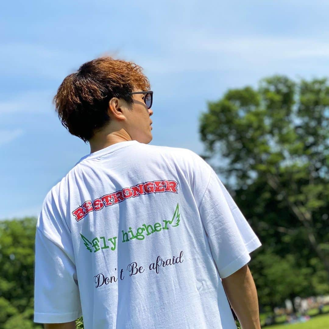 Achiさんのインスタグラム写真 - (AchiInstagram)「. Dancers CollectionからTシャツがリリースされます✌🏼 . 懐かしの曲の好きなフレーズを落とし込んだ思い入れの一枚✨ . Linkはプロフィールに貼ってありますので、是非そこからチェックお願いします✨ . . #Repost @dancerscollection with @make_repost ・・・ [Design by ACHI] "Couple of life" . 6月10日(WED)17:00より発売開始です!! ご購入はプロフのWEB URLよりどうぞ。 . Concept: カップルのように、人生の中に当たり前にそばにいてくれるもの。 喜びや楽しみを与えてくれたり、つらい時寄り添ってくれたり、思い出を蘇らせてくれたり。 人によってはそれがダンスだったり、音楽だったり、洋楽だったりすると思いますが、 自分にとってそういう存在だったのは90s～00sの日本の曲が多くて、 これから自分はどうなっていくんだろうって感じてた19.20歳の頃。 今回の自粛期間にも似たような感覚になった時、ふと思い出した曲のワンフレーズからインスピレーションをうけて、デザインに落とし込みました。 . Message： 新しい生活や先が見えない世界。何かしなきゃ、目標高くい続けなきゃ、それも大事だと思うけど、息苦しい時はゆっくり走って、自分や周りの事をもう一回見つめ直して、っていう気持ちを忘れないことがこれからの力になってくれると思います。 一息ついてからまたラストスパート✨ . ACHI： SHOW GUN/Rockwilder . Info： Instagrama / @achiwilder . SIZE:S,M,L,XL,XXL,XXXL,100,110,120,130,140,150,160 PRICE：￥3,000(税抜) . 【ダンサーズコネクション】 Tシャツの売上は参加するダンサーに直接還元される仕組みを採用し少しでもダンサー、ダンス業界の支援につながる取り組みを行ってまいります。 . #ダンコレ #ダンサーズコレクション #ダンコネ #ダンサーズコネクション#dancersconnection #ダンス #dancerscollection #dance #streetdance #dancer #corona #TogetherAtHome #StayHome #Coronavirus #covid19」6月10日 17時13分 - achiwilder