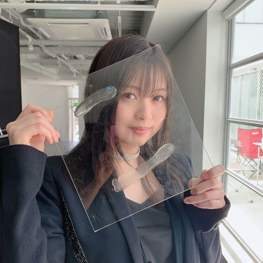 鈴木このみのインスタグラム：「New Single「Realize」MV撮影でした📸 このパネルが大活躍😏✨ 格好良きです。お楽しみにーっ！」