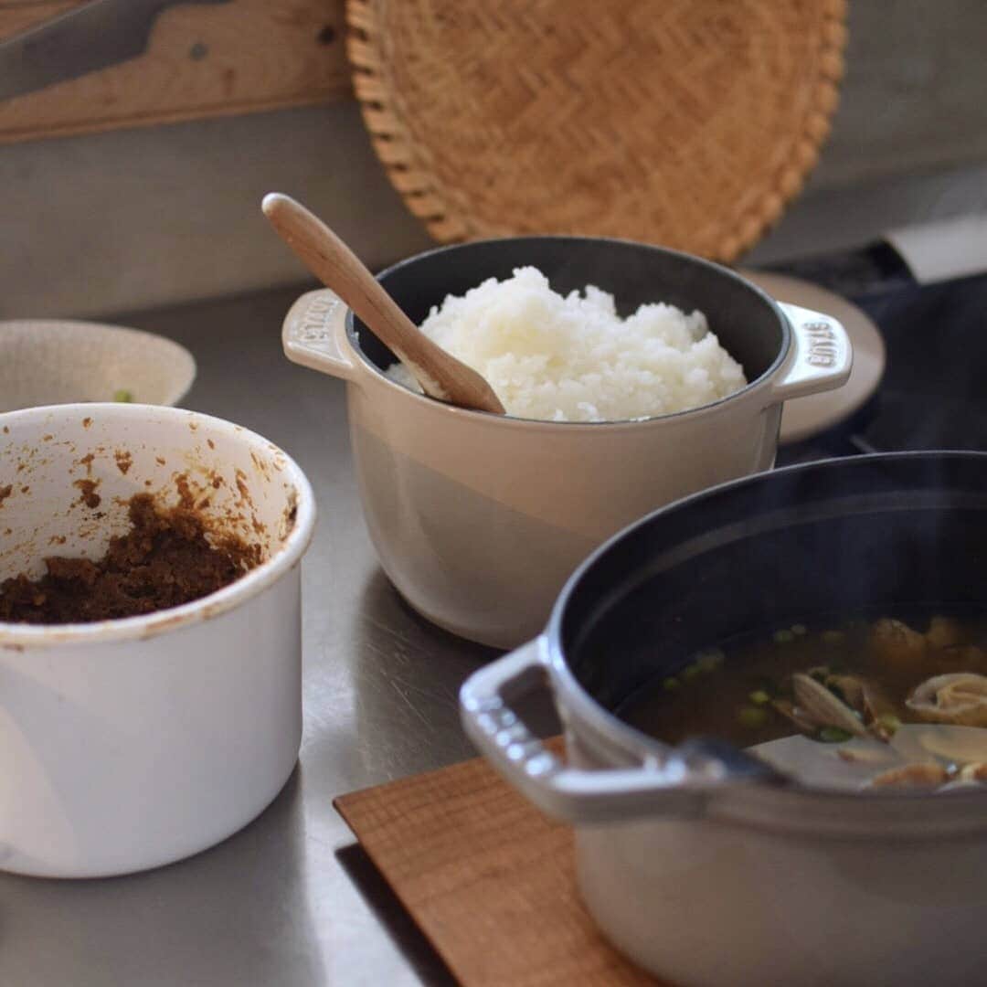コスモウォーター【公式】さんのインスタグラム写真 - (コスモウォーター【公式】Instagram)「. 6月の毎週水曜日は「水事なしの日」 . ”炊事をもっと楽に。ごはんはもっとおいしく。” ウォーターサーバーがあれば、炊事がもっと楽になります。いちいちお湯を沸かす必要がなくなり、調理時間も短くなります♪  おいしい天然水は出汁をとるお水やお米を炊くお水にもお使いいただけます。水道水のように雑味やニオイがないので素材のうまみをしっかりと引き出しますよ♪  コスモウォーターの天然水は、国際的な水のコンテストで最高賞を受賞するなど、世界で評価される天然水です。 ▽6月の毎週水曜日は「#水事なしの日」です♪豪華賞品のあたる「名もなき家事」キャンペーンも開催中！詳細はプロフィール内のリンクURLよりチェックしてみてください！  #コスモウォーター #cosmowater #ウォーターサーバー #ウォーターサーバーのある暮らし　#ウォーターサーバーのある生活 #家族の天然水 #水 #天然水 #コスモウォーターのある暮らし #暮らしを楽しむ #イマデキ #家事 #キッチンインテリア #キッチン雑貨 #キッチン家電 #インテリア #部屋 #インテリアデザイン #インテリアコーディネイト #シンプルデザイン #育児グッズ #子育て応援 #子育てグッズ #お手伝い #共働き #家事を楽に #名もなき家事 #ごはん #時短」6月10日 17時19分 - cosmowater.official
