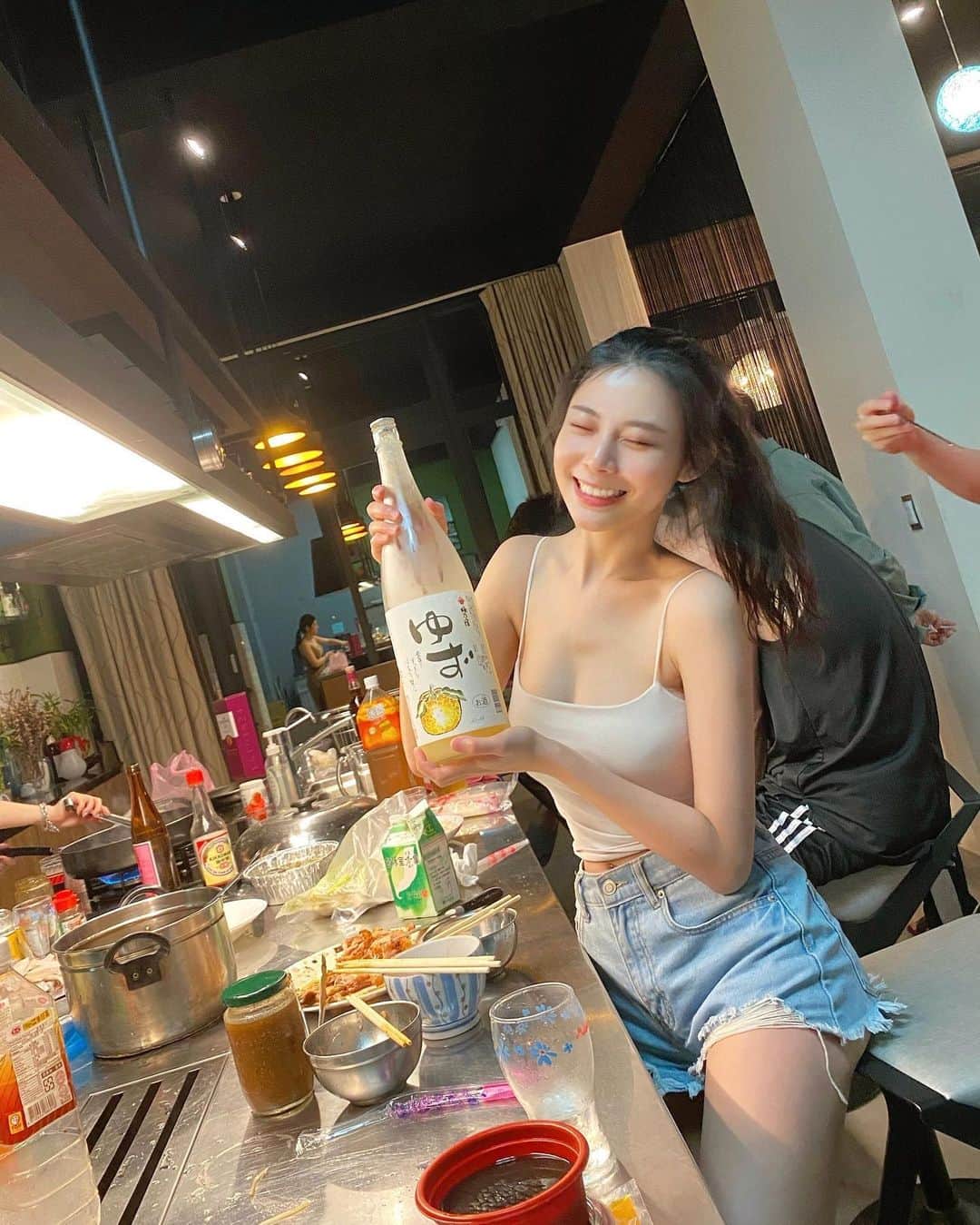 張香香のインスタグラム：「到哪都是最專心吃喝廢物組🤤👍🏻」