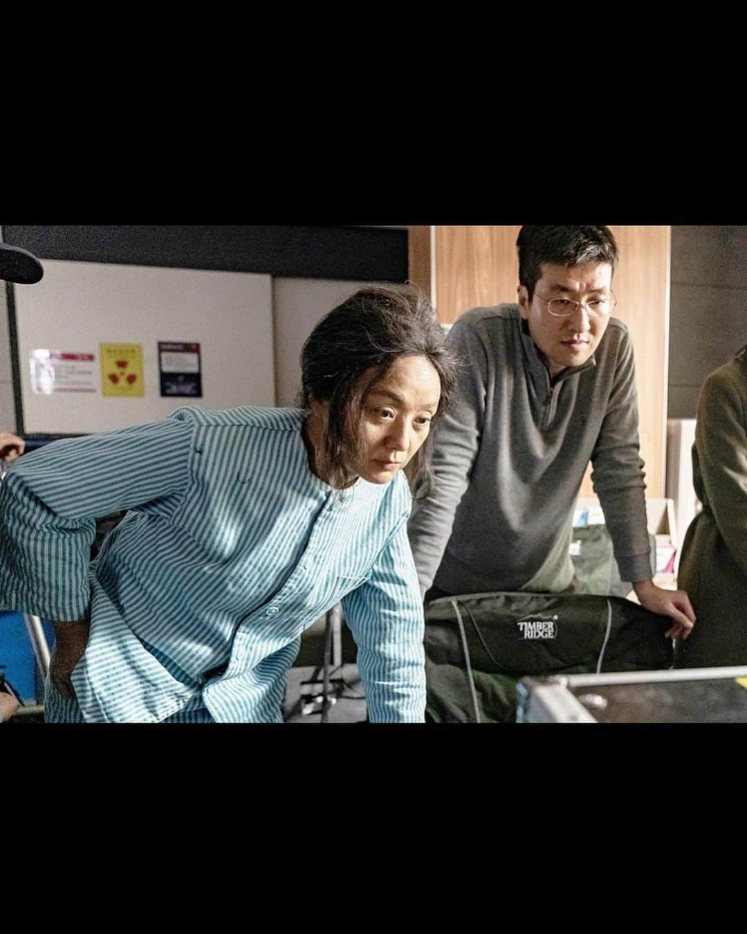 チャン・ユンジュさんのインスタグラム写真 - (チャン・ユンジュInstagram)「오늘 개봉한 영화 결백.  저의 오랜 친구가 드디어 첫 장편영화 감독으로 데뷔 했어요.  저는 시사회 다녀왔구요. 엄청 울었습니다. 영화 좋아요.  걱정 많이 했는데. 아주 잘 해냈습니다. 이 어려운 시기 개봉하게 되어 기쁘고 마음 짠하네요.  많이들 보러 와주시고 관심 가져 주세요. 🎬💛🙏🏻 _ #엄마는대가를치를만큼치뤘어요 #영화결백  #박상현감독 #첫작품 #드디어백수탈출  #신혜선의발견  #배종옥선배님최고의연기  #허준호선배님의새로운얼굴」6月10日 17時22分 - yoonjujang