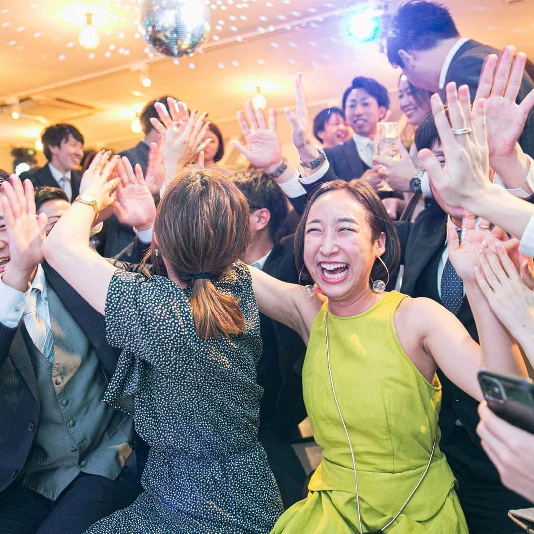 hacocoro weddingさんのインスタグラム写真 - (hacocoro weddingInstagram)「@hacocro_wedding . . 笑顔に勝るものなし！ . . 幸せな空間を作り出せるのは、 新郎さま新婦さまとゲストさまの 笑顔なんです☺ . . 私たちhacocoroプランナーは みなさまにハッピーな 気持ちになって頂けるように 新郎さま新婦さまと お打ち合わせを重ねて 幸せをカタチにしていきます！ . . hacocoroプランナーと 素敵な1日を一緒に創りませんか？✨ . ------------------- #hacocoroをつけて、 当日の様子をUPしてくださいね⁂* 公式IGにてリグラムされるかも♡ ------------------- ▽1.5次会、二次会はお任せください❁ お問い合わせはTOPから* >>>@hacocoro_wedding ------------------- ▽顔合わせ、家族婚についてはこちら❁ >>>@yuinomono_ale ------------------- #wedding #artdirection #decoration  #花嫁DIY #パーティー #会費制ウエディング #幹事代行 #二次会代行 #ウエディングフォト #ウエディングプランナー #会場コーディネート #結婚式 #結婚式DIY #結婚式二次会 #装飾 #貸切会場 #貸切パーティー#二次会会場 #プレ花嫁 #ウェディングドレス #2020夏婚 #2020秋婚#2020冬婚 #Dressy花嫁 #オンライン相談 #プレ花嫁さんと繋がりたい  #笑顔が人を幸せにする #ココロつながる笑顔の連鎖」6月10日 17時26分 - hacocoro_wedding