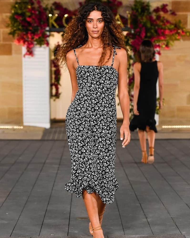 クーカイのインスタグラム：「Comme un air de podium avec la sensuelle robe Sabine…  #kookai #dress #ss20 #fashion」