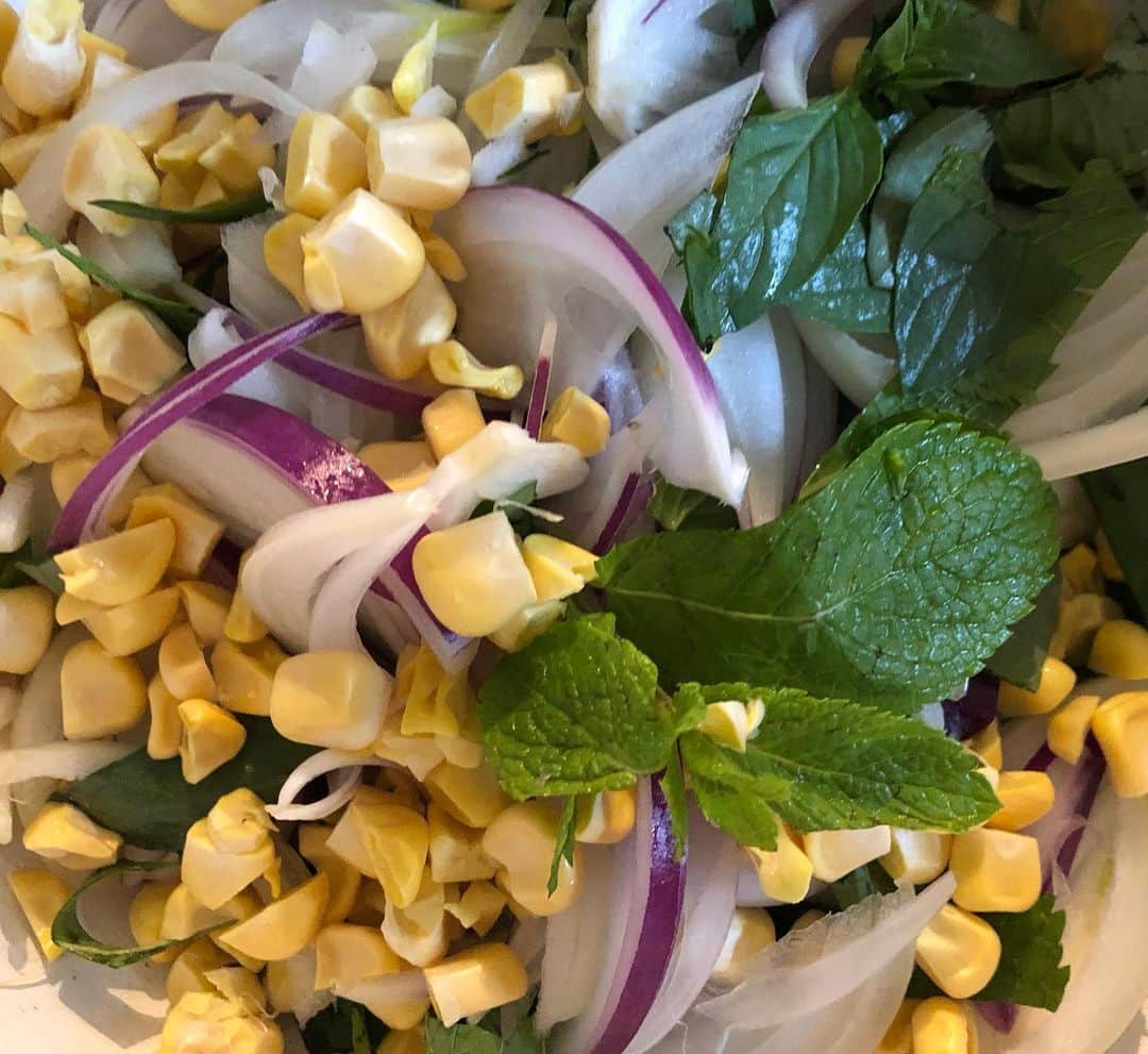 日登美さんのインスタグラム写真 - (日登美Instagram)「Vegan deep fried Vegetables 🌽  Onion, Corn, Thai basil, Mint mixed😋  I made Vegan Pho 🍲 with porcini soup, and add this deep fry, fried egg plant and paprika, fresh mint and Thai basil again. Lime beside ✨good combination 👍  昨日の夕飯は揚げ物。子供は鳥の唐揚げ、私は赤玉ねぎと白玉ねぎとコーンのハーブいりかき揚げを。 タイバジルとミントをワサッといれて、塩胡椒、スペルト小麦粉とスターチを半分ずつの衣で揚げる。 間違いなく揚げながらつまみ、ビール飲んじゃうやつ😂  麺汁に浸して食べる感覚で、フォーを作りアジアンかき揚げそばに。 出汁は干し椎茸でなくポルチーニを。 ナスとパプリカもごま油で炒めて野菜をプラス。再びフレッシュハーブをワサッ。最後にライムを一絞り。 ここはベトナム🤤✨ 行ったことないけど😂  #vegan #noodle #deepfried #asian #food #berlin #plantbased #hitomisküche #ビーガン #フォー #夕飯 #ベジタリアン #簡単レシピ #ベルリン」6月10日 17時29分 - hitomihigashi_b