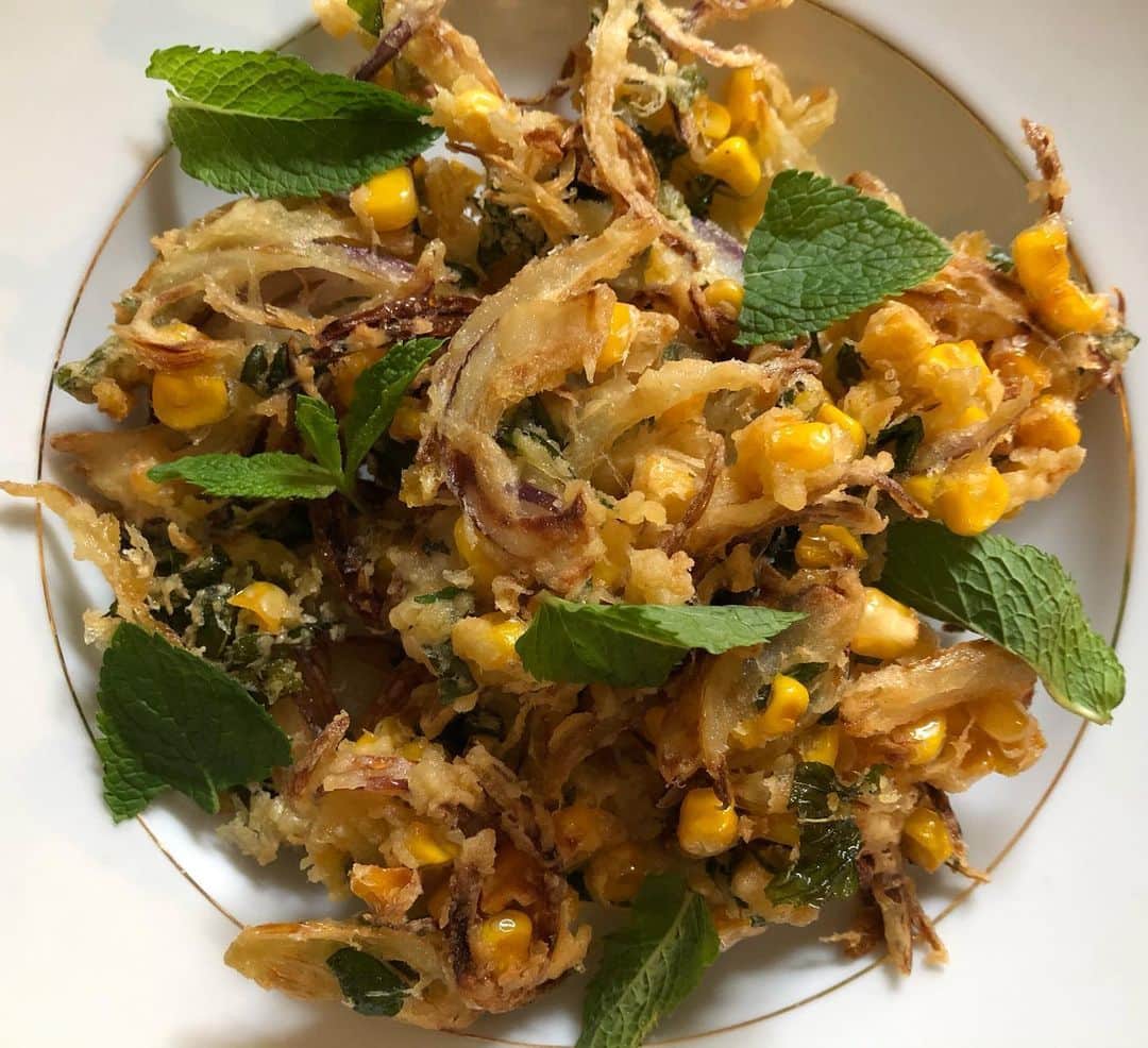 のインスタグラム：「Vegan deep fried Vegetables 🌽  Onion, Corn, Thai basil, Mint mixed😋  I made Vegan Pho 🍲 with porcini soup, and add this deep fry, fried egg plant and paprika, fresh mint and Thai basil again. Lime beside ✨good combination 👍  昨日の夕飯は揚げ物。子供は鳥の唐揚げ、私は赤玉ねぎと白玉ねぎとコーンのハーブいりかき揚げを。 タイバジルとミントをワサッといれて、塩胡椒、スペルト小麦粉とスターチを半分ずつの衣で揚げる。 間違いなく揚げながらつまみ、ビール飲んじゃうやつ😂  麺汁に浸して食べる感覚で、フォーを作りアジアンかき揚げそばに。 出汁は干し椎茸でなくポルチーニを。 ナスとパプリカもごま油で炒めて野菜をプラス。再びフレッシュハーブをワサッ。最後にライムを一絞り。 ここはベトナム🤤✨ 行ったことないけど😂  #vegan #noodle #deepfried #asian #food #berlin #plantbased #hitomisküche #ビーガン #フォー #夕飯 #ベジタリアン #簡単レシピ #ベルリン」