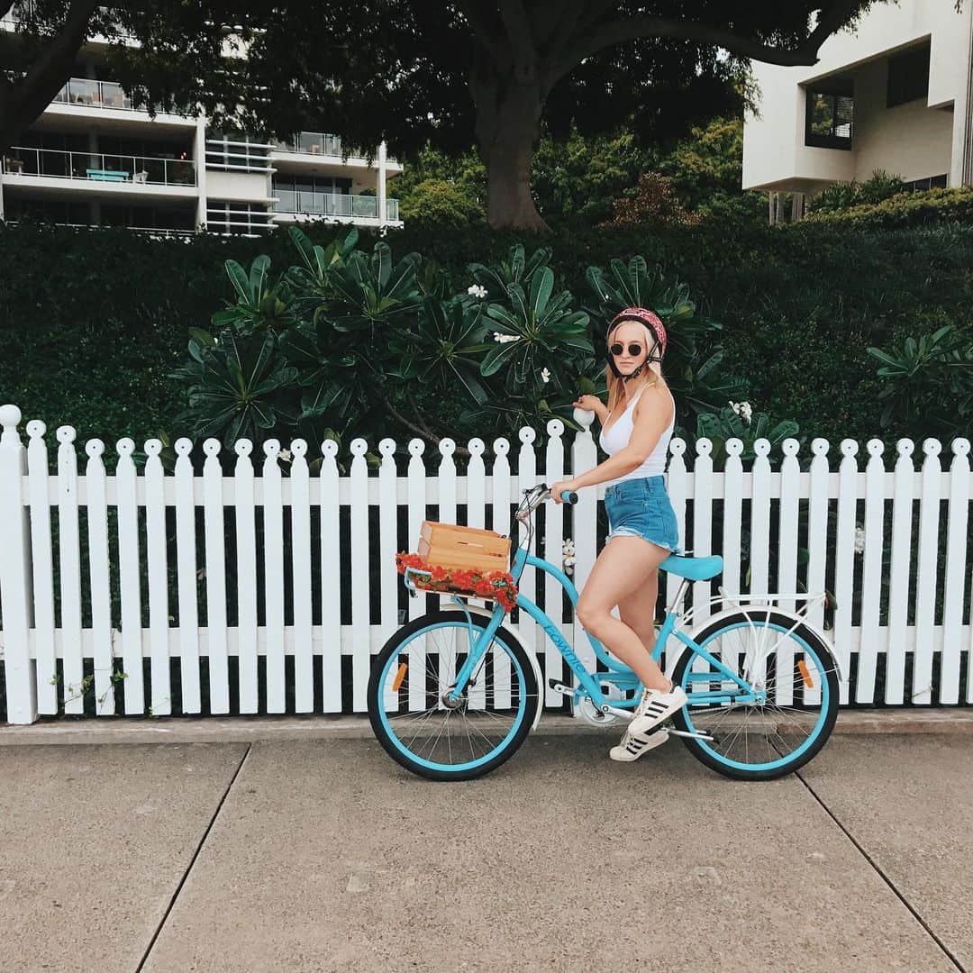 シェパードのインスタグラム：「Who else is social isolating in style?」