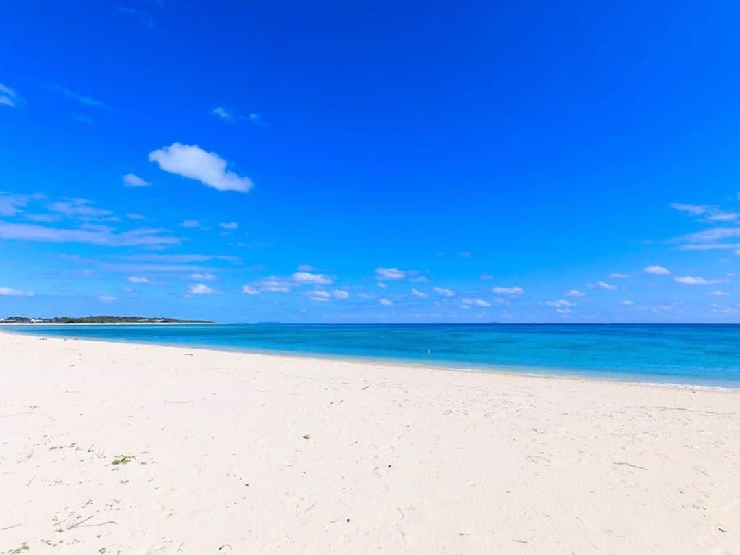 現地発信の旅行サイト「たびらい」さんのインスタグラム写真 - (現地発信の旅行サイト「たびらい」Instagram)「「沖縄の綺麗な海をボーっと眺めたい」そんなあなたへ、沖縄県内各地の海の写真をお届けします♪  旅行の自粛が明けた時、また沖縄に来てくださいね☺️ : #たびらい #tabirai #ローカル旅行 #旅行好き #旅行好きな人と繋がりたい #旅行 #travelgram #女子旅 #travel #ファインダー越しの私の世界 #カメラ女子 #沖縄県 #たびらい沖縄 #沖縄 #家族旅行 #癒し #ビーチ #海 #beach #summer #loves_japan #波打ち際 #波 #海辺 #写真好きな人と繋がりたい  #japan #お家で旅行気分」6月10日 17時31分 - tabirai