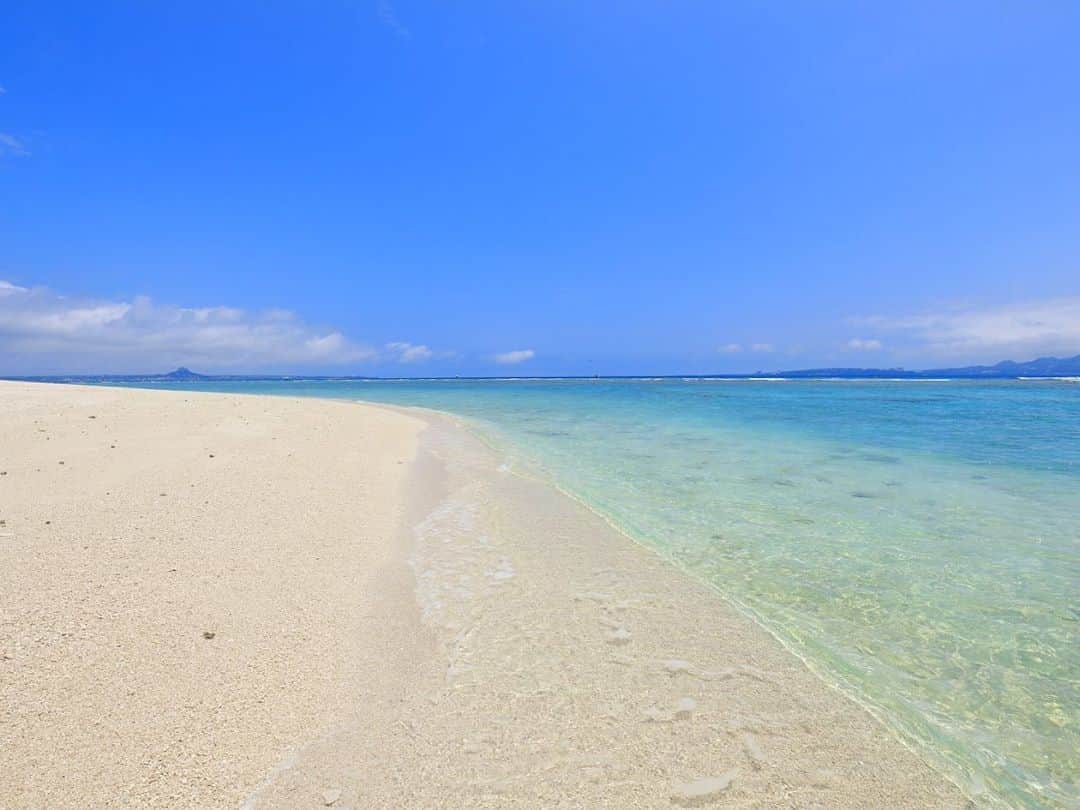 現地発信の旅行サイト「たびらい」さんのインスタグラム写真 - (現地発信の旅行サイト「たびらい」Instagram)「「沖縄の綺麗な海をボーっと眺めたい」そんなあなたへ、沖縄県内各地の海の写真をお届けします♪  旅行の自粛が明けた時、また沖縄に来てくださいね☺️ : #たびらい #tabirai #ローカル旅行 #旅行好き #旅行好きな人と繋がりたい #旅行 #travelgram #女子旅 #travel #ファインダー越しの私の世界 #カメラ女子 #沖縄県 #たびらい沖縄 #沖縄 #家族旅行 #癒し #ビーチ #海 #beach #summer #loves_japan #波打ち際 #波 #海辺 #写真好きな人と繋がりたい  #japan #お家で旅行気分」6月10日 17時31分 - tabirai
