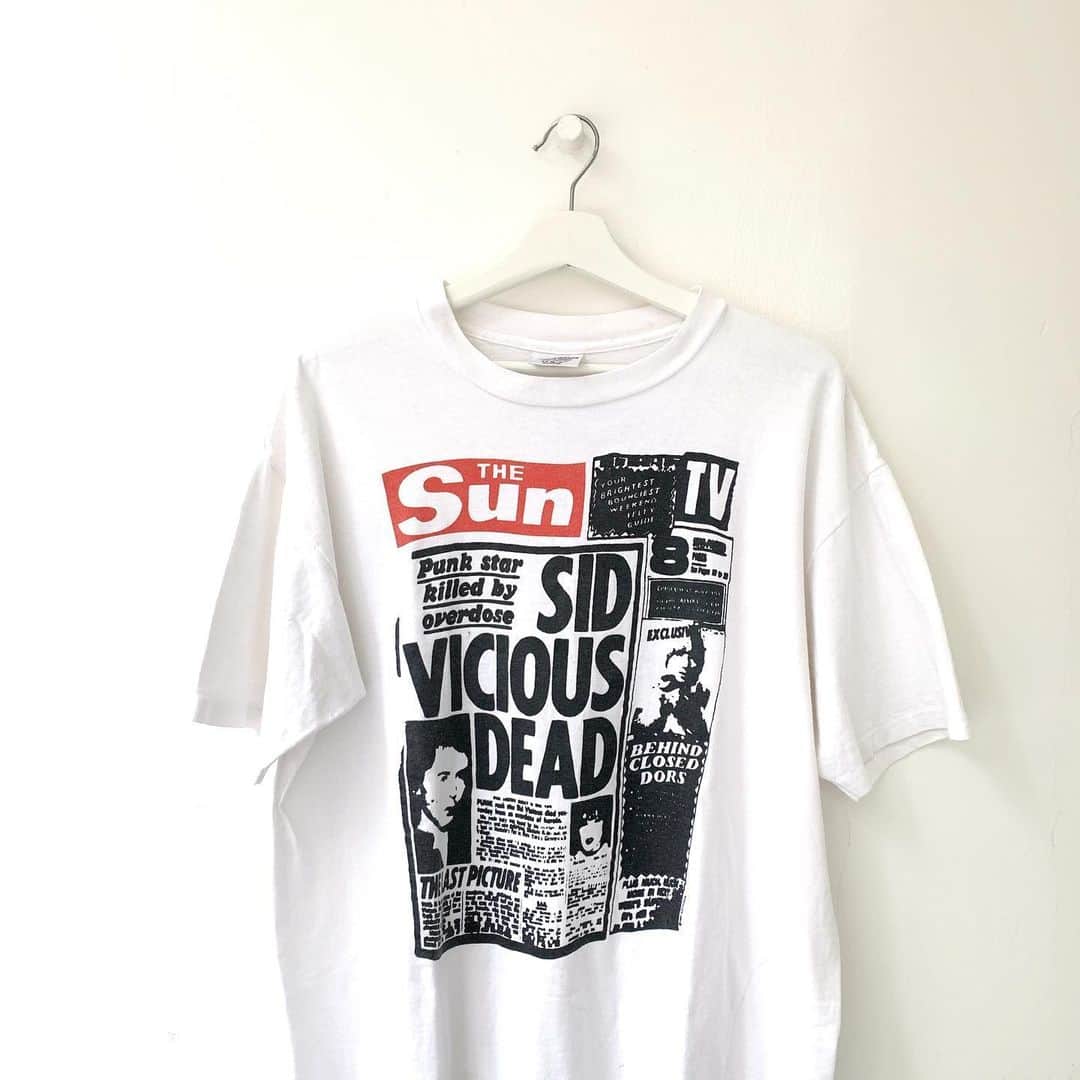 ジャムルさんのインスタグラム写真 - (ジャムルInstagram)「1991's SID VICIOUS DEAD ¥25000+tax  SEX PISTOLSのベーシストでPUNKの象徴とでも言うべきシド・ヴィシャス。 ピストルズも含め、SIDのTシャツは数多く存在していますが、 その中でも希少で人気の高いデザインがこのSID VICIOUS DEADのTシャツです。  フロントにはイギリスのタブロイド紙「The Sun」のグラフィック。 オーバードーズで他界した当時の記事がそのままプリントされています。 そしてバックに大きく入るのは SID VICIOUS DEAD の文字。 .  WEB SHOPに入荷しております。 是非ご覧ください。 jammru.com  #お問い合わせはお電話で承ります #jammru#jammru_tee#sidvicious #vintagetshirt#vintagetee #osaka  #fashion  #streetstyle  #streetfashion  #vtg  #vintage  #used  #usedclothing  #古着 #古着屋 #ファッション #70s #80s #90s #ご来店の際はマスクの着用をお願い致します」6月10日 17時42分 - jammru