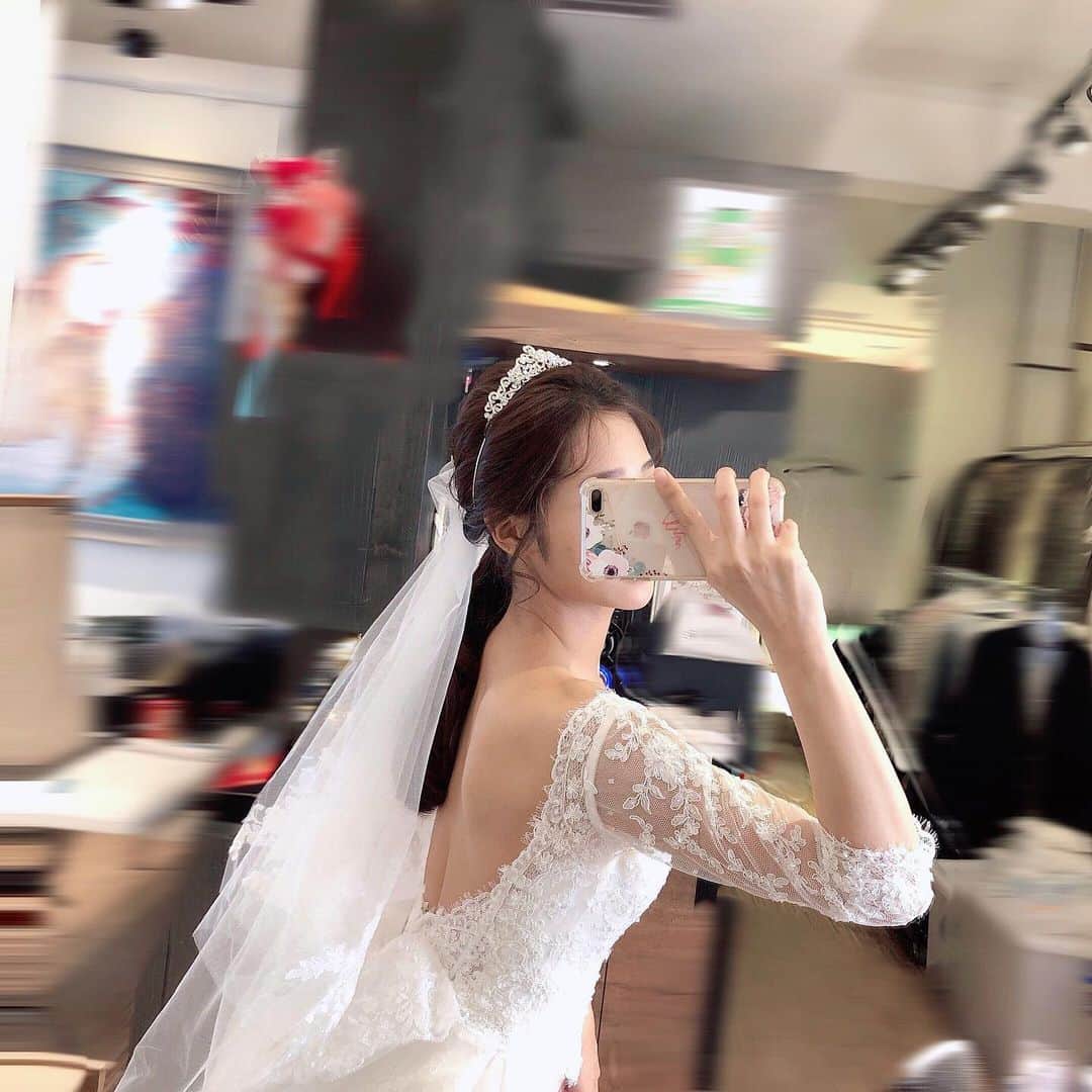 邱子芯（Mia）さんのインスタグラム写真 - (邱子芯（Mia）Instagram)「👸🏼 只想做你的公主 擁有那平凡的幸福 💕 #weddingdress #bride #work」6月10日 17時37分 - mia9348