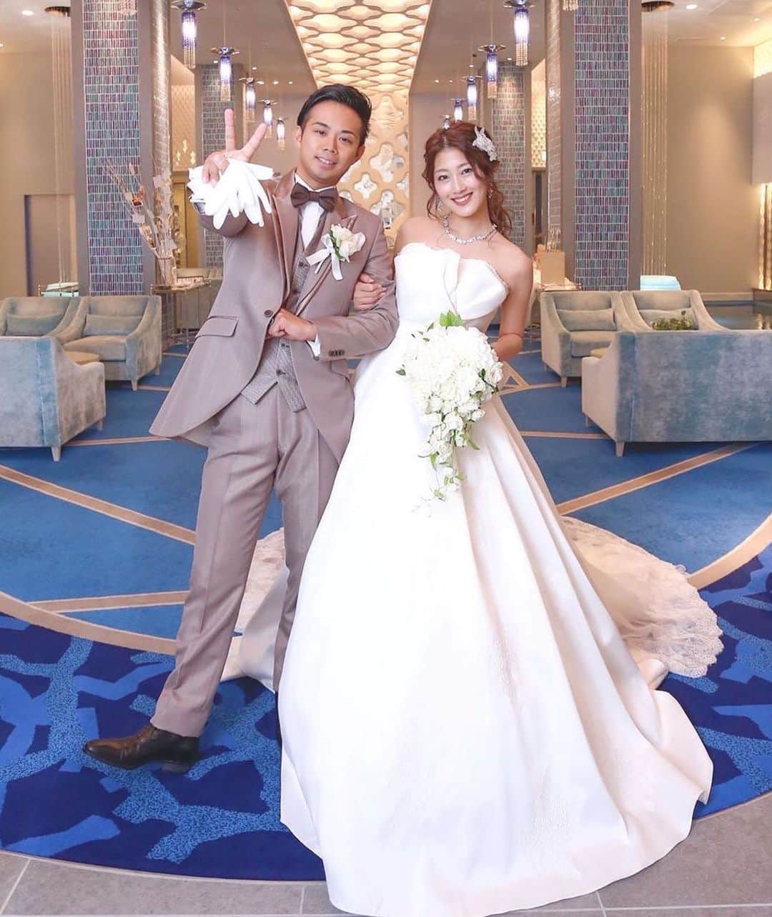 のインスタグラム：「@farny_weddingをフォローして #プラコレ #farnyレポ を付けて投稿してくださいね♥ . :-: :-: :-: :-: :-: :-: :-: :-: :-: 本日紹介したいウェディングフォトは・・・ @my20191013wdさん♡ . 披露宴入場前のショット* この時、オープニングムービーが 流れていて、会場にいるゲストの反応に ドキドキしているシーンだそうです＊ . ♥会場: #ノートルダム神戸 :-: :-: :-: :-: :-: :-: :-: :-: :-: . \\花嫁ライター募集中// @farny_wedding の DMより”Farny 花嫁ライター希望”とお送りくださいね◎ 担当者から折り返しご連絡さしあげます⁂ . \\花嫁アプリ // プロのアドバイザーに結婚式の相談を何度でも♡ ウェディングドレスの記事や、 自分のウェディングレポを残せちゃう♡” . ＞＞＞TOPのURLからcheck ⋈ @placolewedding ＞＞＞結婚のご相談は プラコレウェディングアドバイザーへ♡ @wedding_adviser ＞＞＞ウェディングレポを残したいなら、 farny by プラコレをcheck ✎ @farny_wedding ＞＞＞ウェディングアイテム＆DIYは farnyアイテムをcheck ❁ @farny_wd.item . ┈┈┈┈┈┈┈┈┈┈┈┈┈┈┈┈┈┈┈ #プレ花嫁  #結婚準備  #結婚式場 #当日レポ #撮影指示書 #weddingtbt #weddingdress #ウェディングドレス #運命の一着 #ウェディングフォト #ブライダルフェア #挙式レポ #卒花しました #試着レポ #farnyレポ #前撮り  #2020夏婚 #2020春婚 #2020秋婚 #2020冬婚 #挙式 #令和花嫁 #全国のプレ花嫁さんと繋がりたい #ホテルウェディング #神戸花嫁 #Aラインドレス #おしゃれ花嫁 #披露宴レポ」
