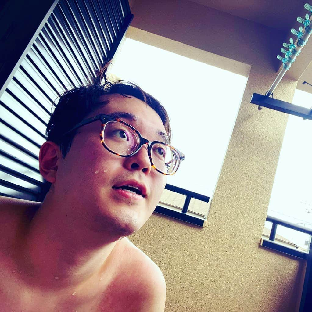 きたばさんのインスタグラム写真 - (きたばInstagram)「銭湯神ヨッピー氏のブログ読んでずっといいなと思ってた、救養草とメディキュアのミックス交互浴！ のあと外気浴！！！ あ、合わせ技いっぽおおおおおおん！！！ 汗やばすぎ🔥 自宅なのにととのいすぎ🧖🏻✨ 草加健康センター行ったら毎回この薬草買お🌿 地元のウエルシア行ったら毎回この入浴剤買お💊  #ととのい #交互浴  #自宅で交互浴　#水シャワー #外気浴 #救養草  #メディキュア #ほぼイキかけました #合法的トビ方ノススメ #健康促進 #草加健康センター」6月10日 17時47分 - macaroni_gram_kitaba