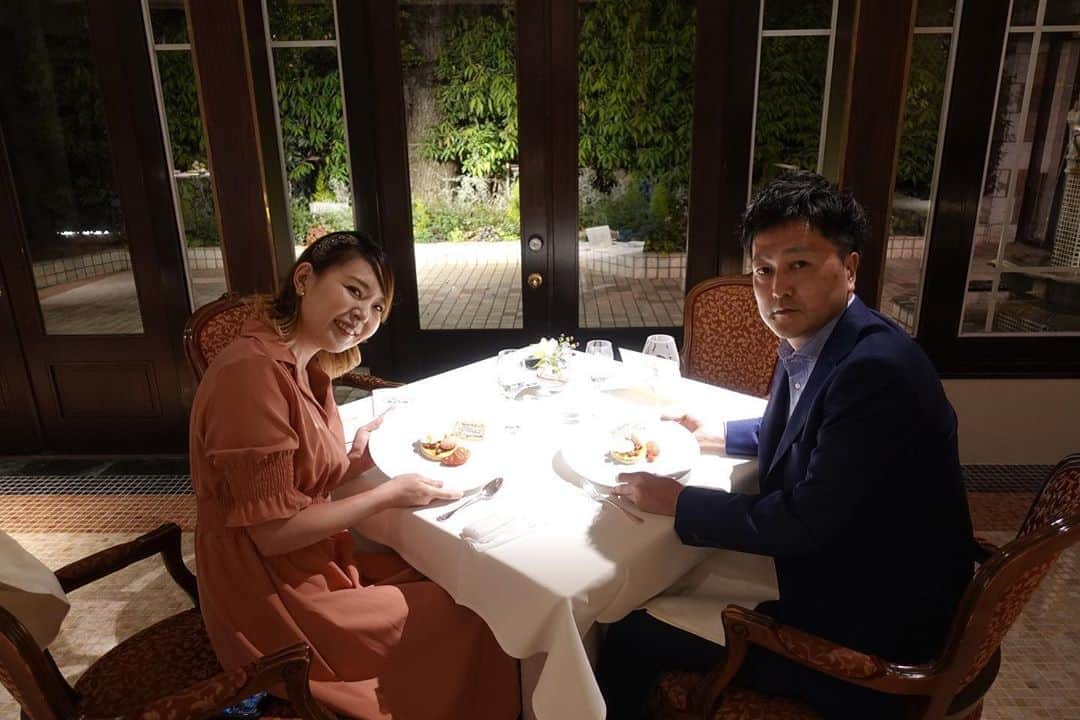 のインスタグラム：「. . 1周年のお祝いでご来店いただきました✨ . ロアラブッシュで大切な記念日を お祝いしてくださり本当に有難うございました！ . ご来店いただいたお客様には 安心してお食事をお愉しみいただけますよう スタッフ一同しっかりと感染予防対策をして お待ちしております。 . ご来店いただくことが難しいお客様へ、 ご自宅でお楽しみいただける テイクアウト&デリバリーメニューも ご用意しております！ . いつもレストランをご利用頂いている皆様、 小さなお子様がいらっしゃるお客様や 遠方にお住まいのお客様、 結婚式をお控えの新郎新婦様など、 たくさんの方々から、テイクアウト&デリバリーの ご注文をいただけて、本当に嬉しく思っております✨ 有難うございます。 . 皆様のライフスタイルに合わせて、 "ロアラブッシュ"をお楽しみいただけるよう 新しいことにもチャレンジしてまいります。 . .  #ロアラブッシュ  #leaualabouche_tokyo  #東京 #フレンチレストラン #青山 #記念日 #ランチ #ディナー #お祝い #東京グルメ #記念日ディナー #記念日ランチ  #leaualabouche #leaualabouche_tokyo  #anniversary」