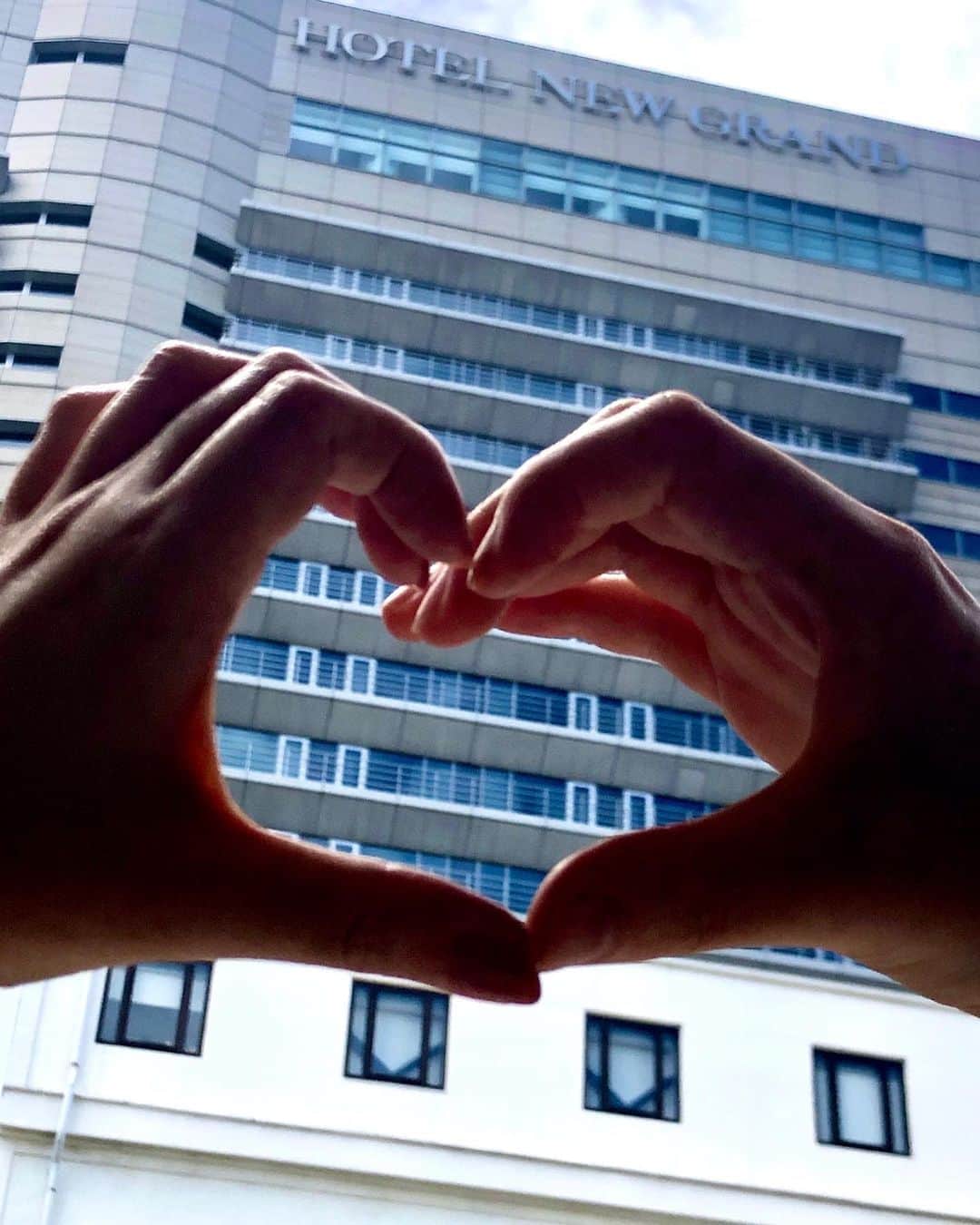 【公式】ホテルニューグランドさんのインスタグラム写真 - (【公式】ホテルニューグランドInstagram)「＊ 毎月17日は安全の日。  いついかなる時も、 私たちの暮らしの安全を守るために全力を注いでいただいている皆様へ、  6月17日（水）、一人でも多くの方に届くことを願いながら、ホテルより心からの敬意と感謝を表します。  #ホテルニューグランド #横浜 #ライトアップ #横浜ホテル #医療従事者に感謝 #ウィンドウイルミネーション #ウィンドウアート #夜空 #お客様に感謝 #いつもありがとうございます #ブルーライトアップ #ウインドウイルミネーション #感謝 #エール #頑張ろう #エッセンシャルワーカーに感謝 #安全 #6月17日 #安心安全 #希望 #願い #メッセージ #未来 #言葉 #コロナに負けるな #コロナウイルスが早く終息しますように #hotelnewgrand #yokohama #LightforHope」6月10日 17時49分 - hotelnewgrand