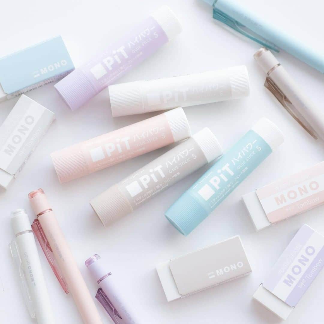 のインスタグラム：「新発売 #スモーキーカラー文具 📝✨ 定番のモノ消しゴム、PiTハイパワー、モノグラフ0.5mmが数量限定でスモーキーカラーになりました🐰🐨🐭 . PiTとモノグラフはボディもふんわりマットな質感にしました。 PiTハイパワーはペンケースにも入れやすいSサイズ。 モノ消しゴムは表のトリコロールカラーも裏面デザインも限定仕様に！ . カラー展開は全部で５色。 全部同じ色で揃えても、アイテムごとにコーディネートしてもかわいいです☺️ . お店によってはもう店頭に並んでいます。またお取り扱いについてはお近くの文具店さんなどにお問い合わせください。 . . . #トンボ鉛筆 #文房具 #文房具 #文具好き #文房具好き #文房具好きな人と繋がりたい #stationery #stationerylove #tombowpencil #文房具好きな人と繋がりたい #ぶんぼうぐ #文房具好き #文具好きさんと繋がりたい #勉強垢 #勉強アカウント #大人の勉強垢 #筆箱の中身 #勉強 #instastudy #勉強垢さんと繋がりたい #勉強垢さんと仲良くなりたい #受験生 #ペンケース #置き画くら部 #置き画 #stationeryaddict #stationerylovers #ラテカラー #ラテカラー女子」