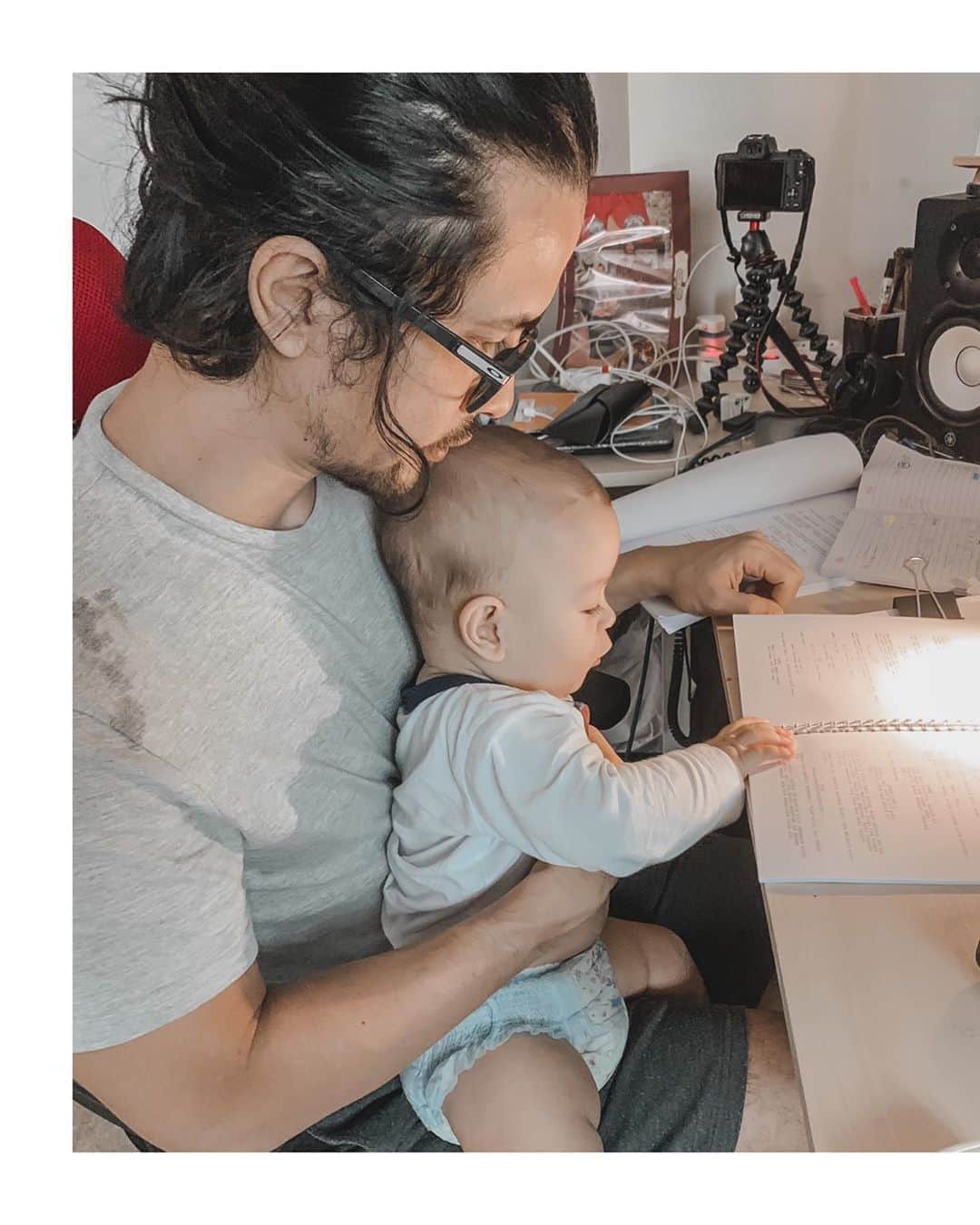 Kimberly Ryderのインスタグラム：「Indahnya sebagai ibu melihat kebersamaan anak dan ayah ini... 🥰 Papa @edward_akbar lagi baca script apa yaa?」